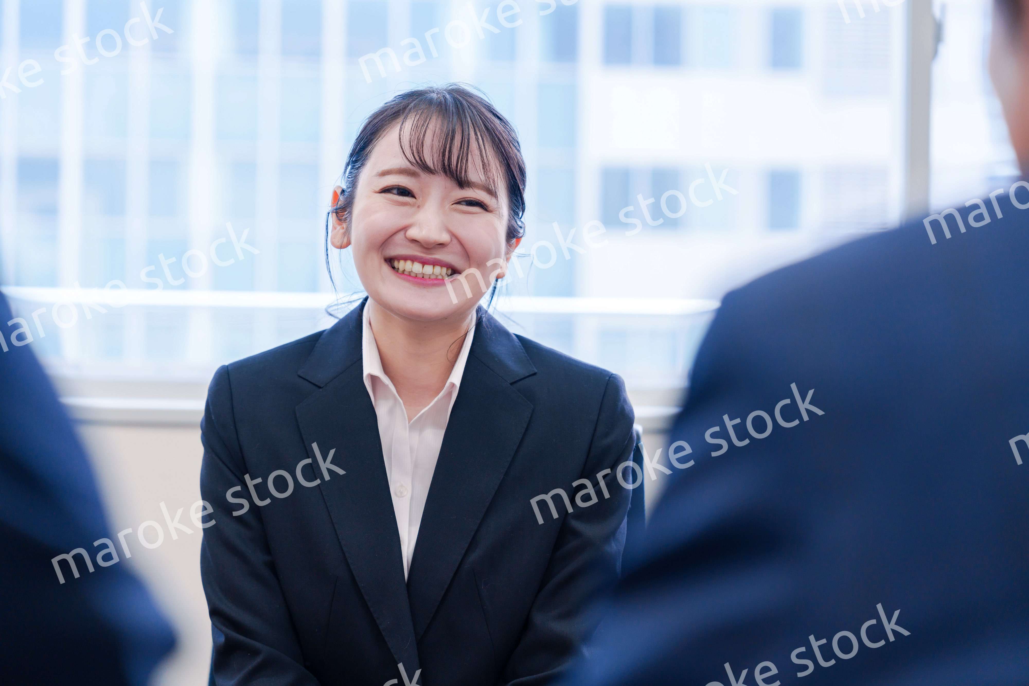 面接で笑顔で話す女性の就活生