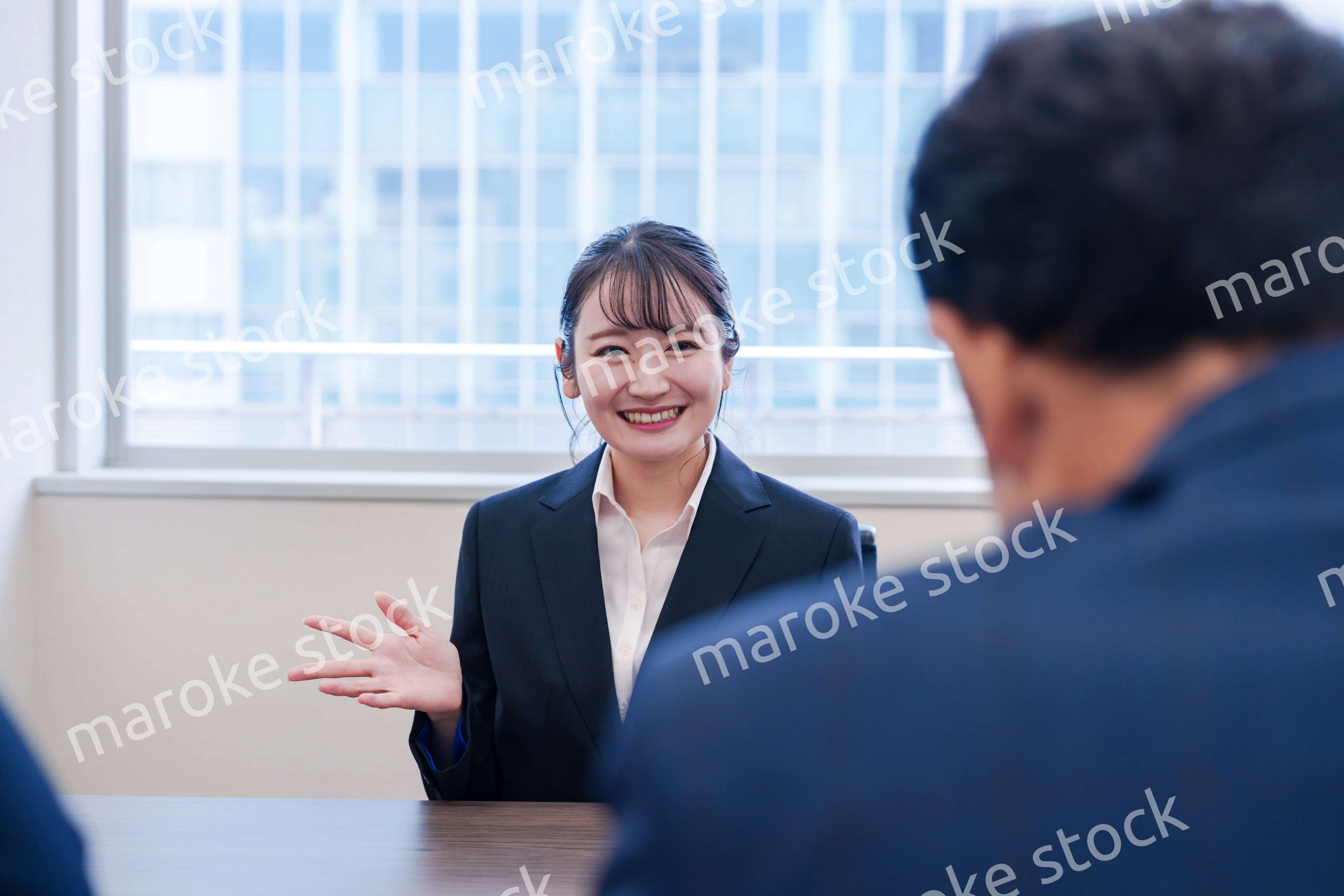 面接で笑顔で話す女性の就活生