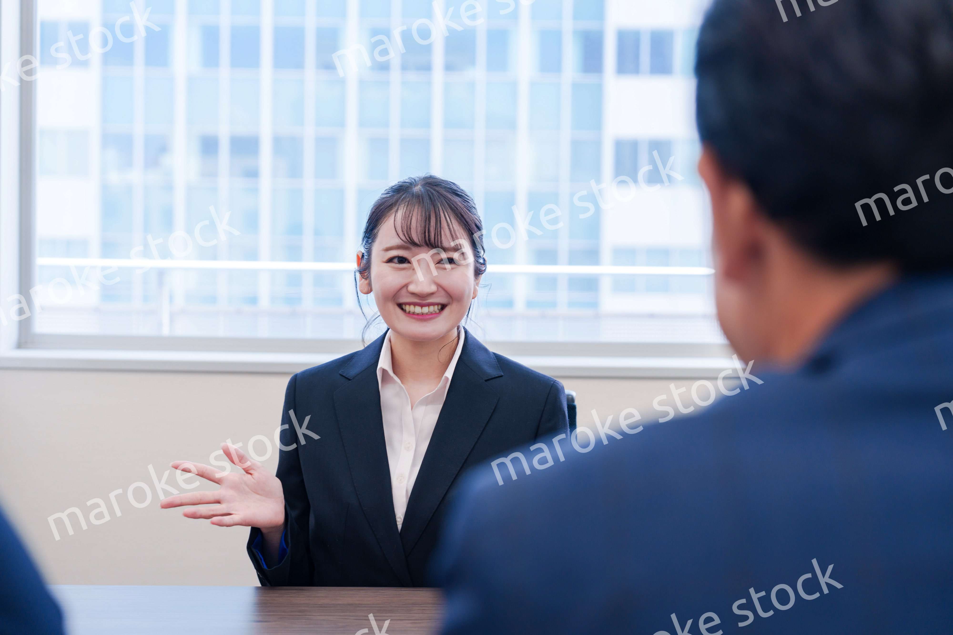 面接で笑顔で話す女性の就活生