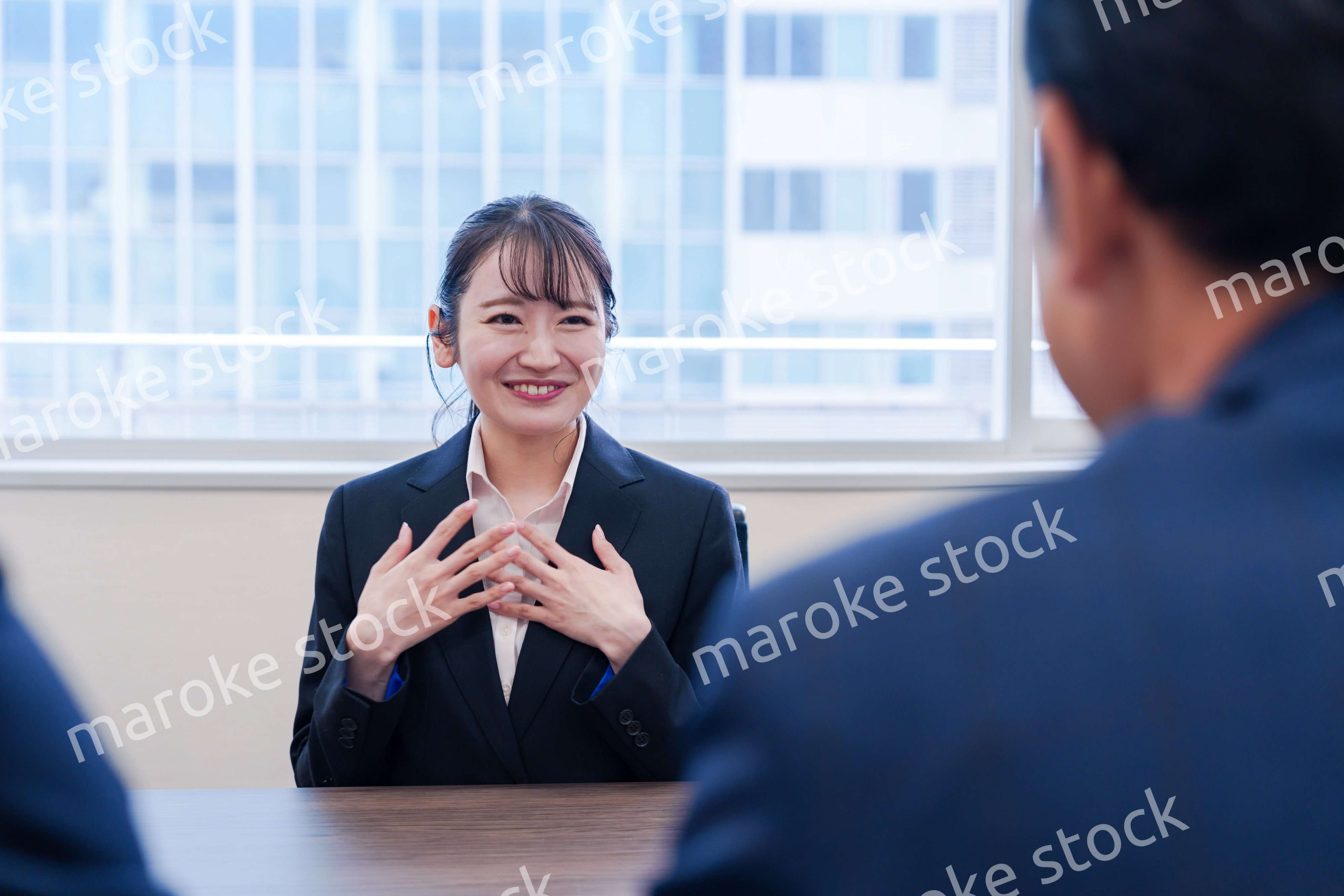 面接で笑顔で話す女性の就活生