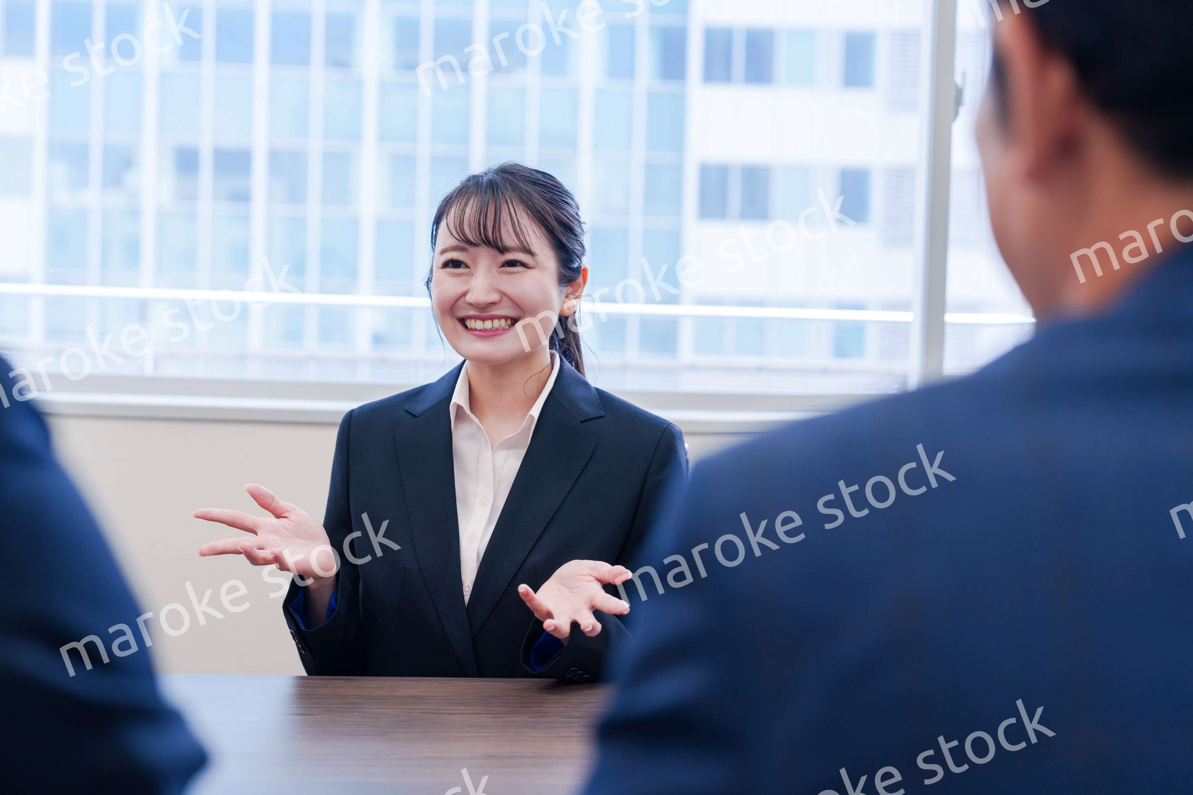 面接で笑顔で話す女性の就活生