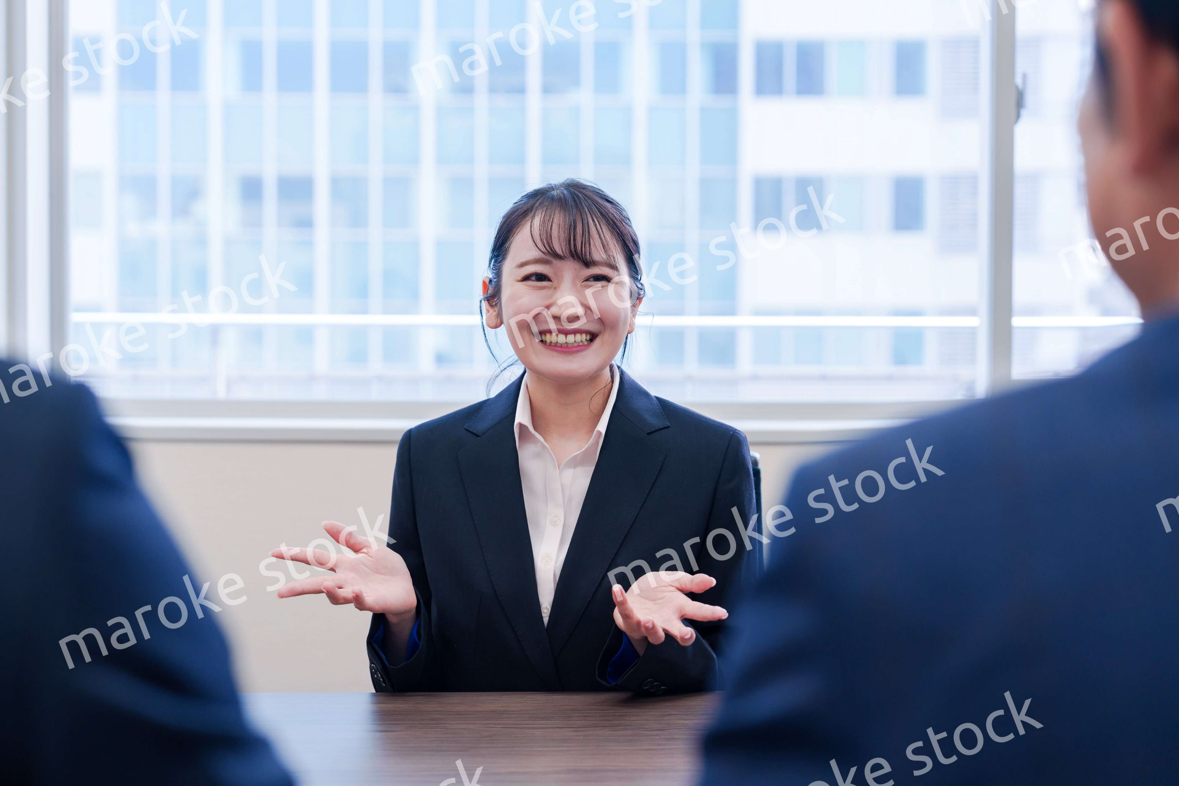 面接で笑顔で話す女性の就活生