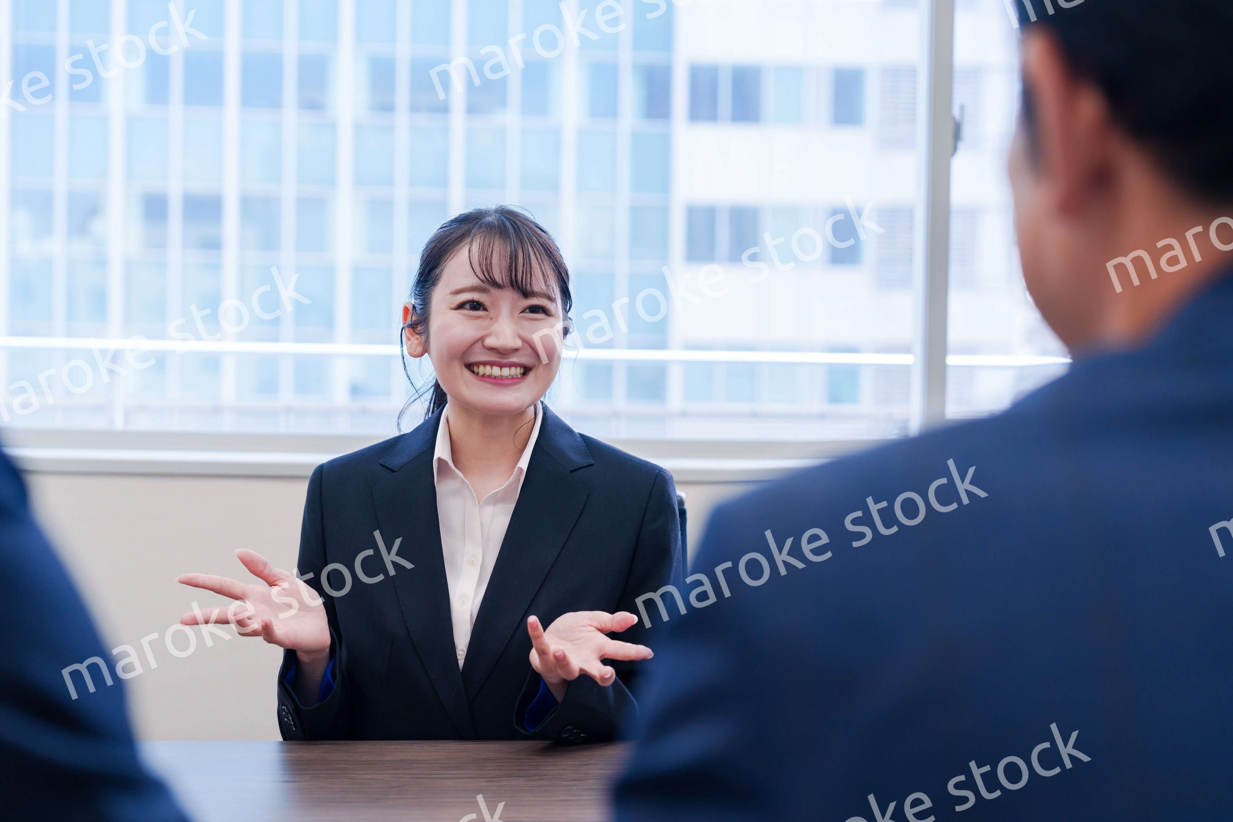 面接で笑顔で話す女性の就活生