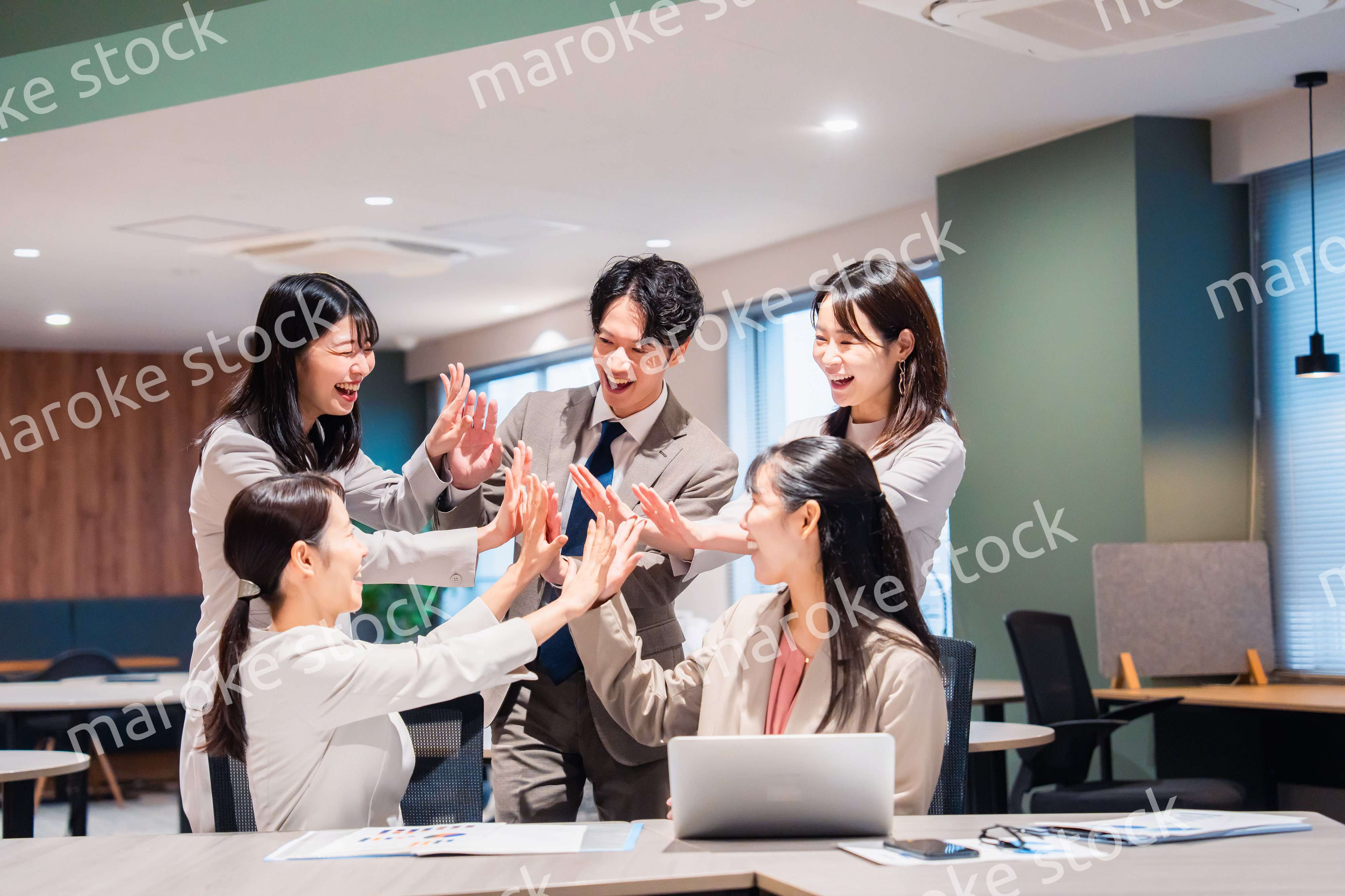 オフィスメンバー全員でハイタッチ