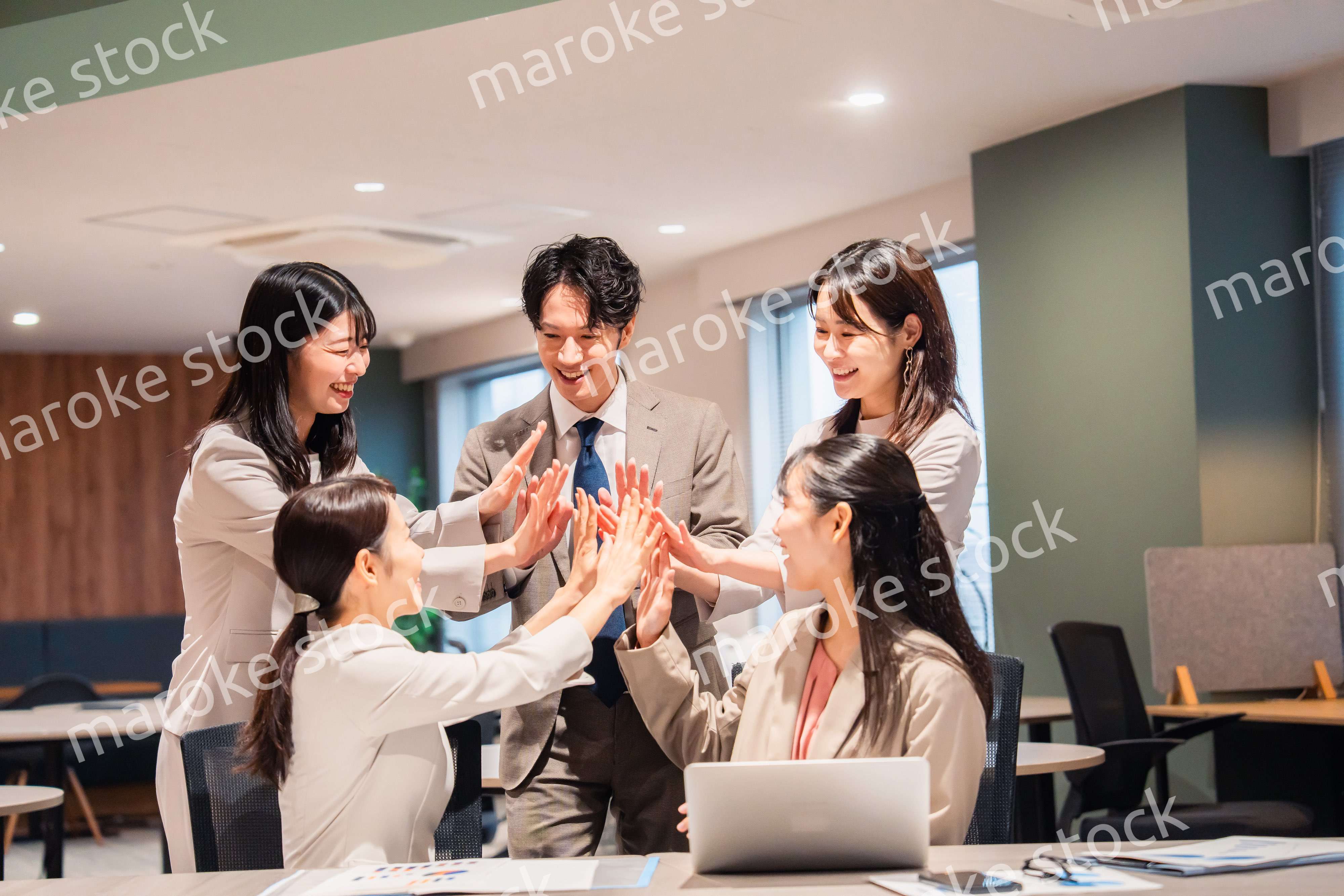 オフィスメンバー全員でハイタッチ