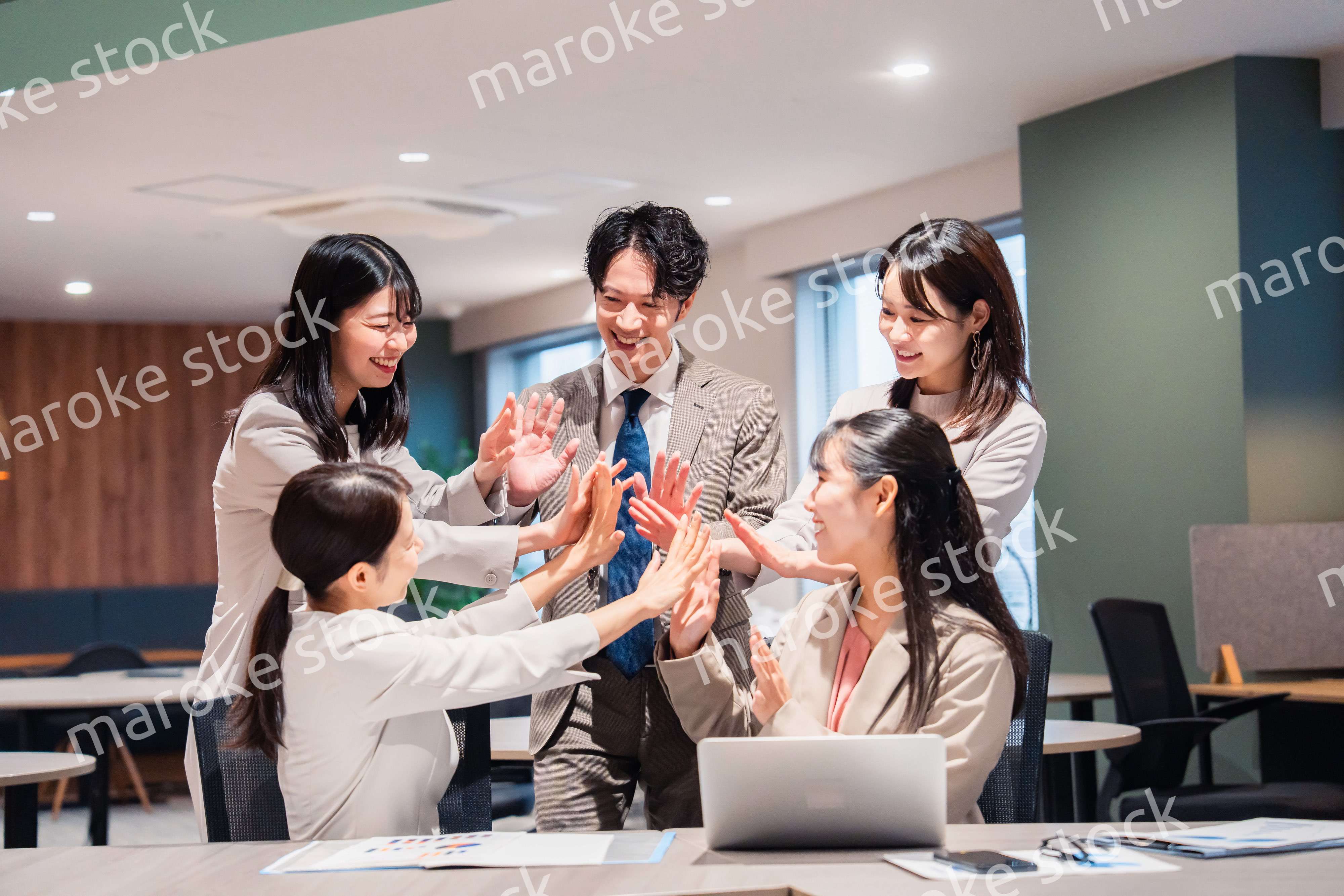 オフィスメンバー全員でハイタッチ