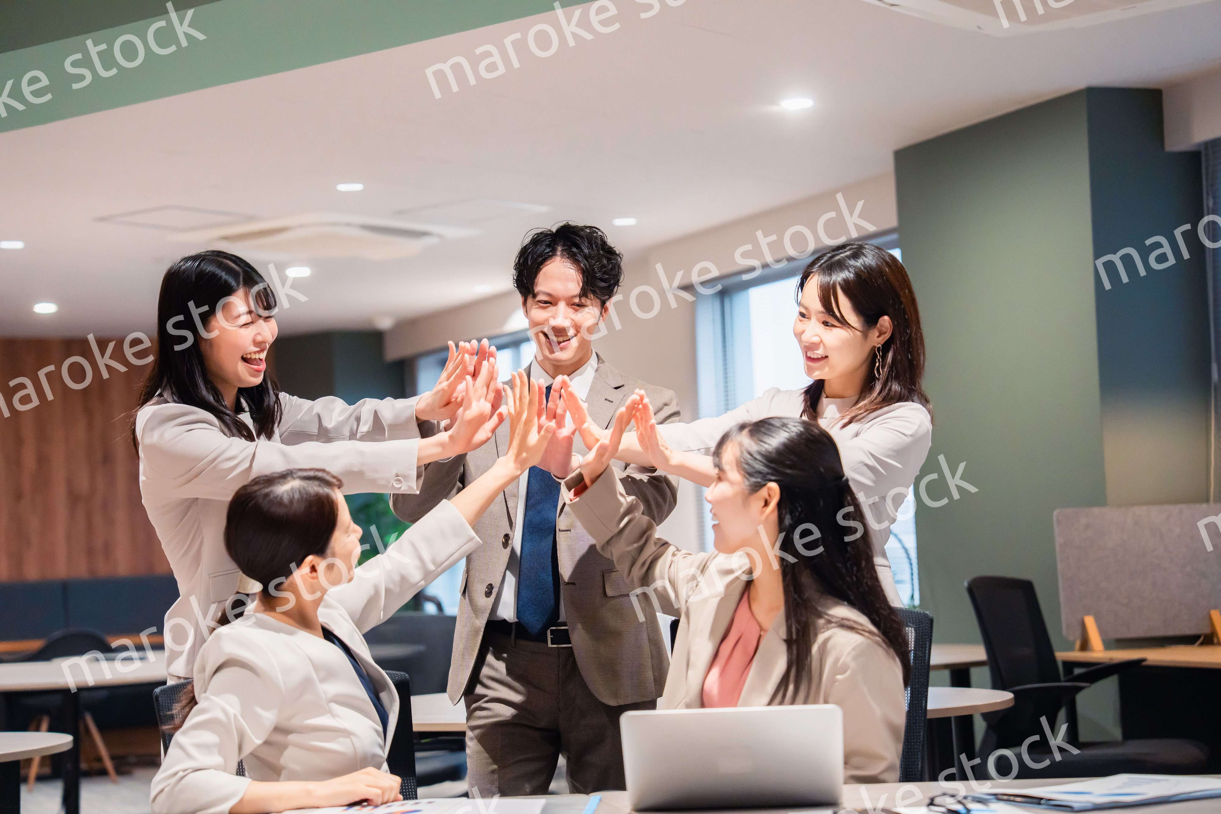 オフィスメンバー全員でハイタッチ