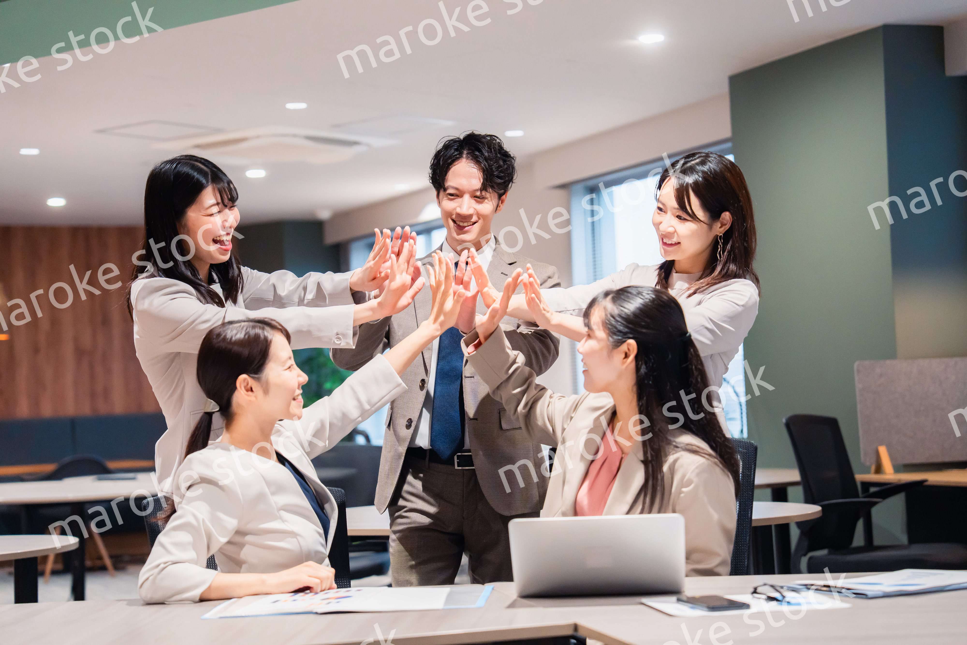 オフィスメンバー全員でハイタッチ