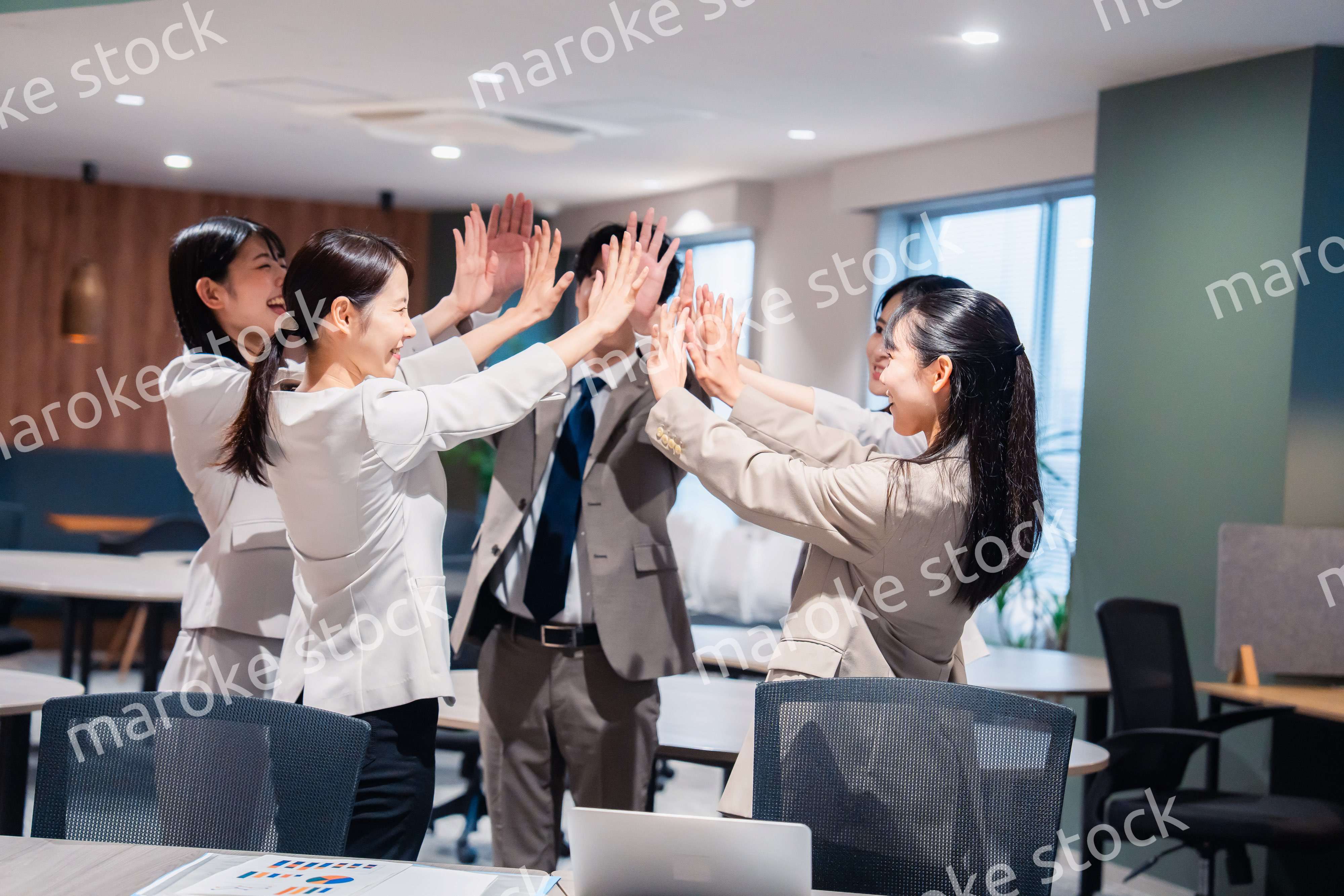 オフィスメンバー全員でハイタッチ