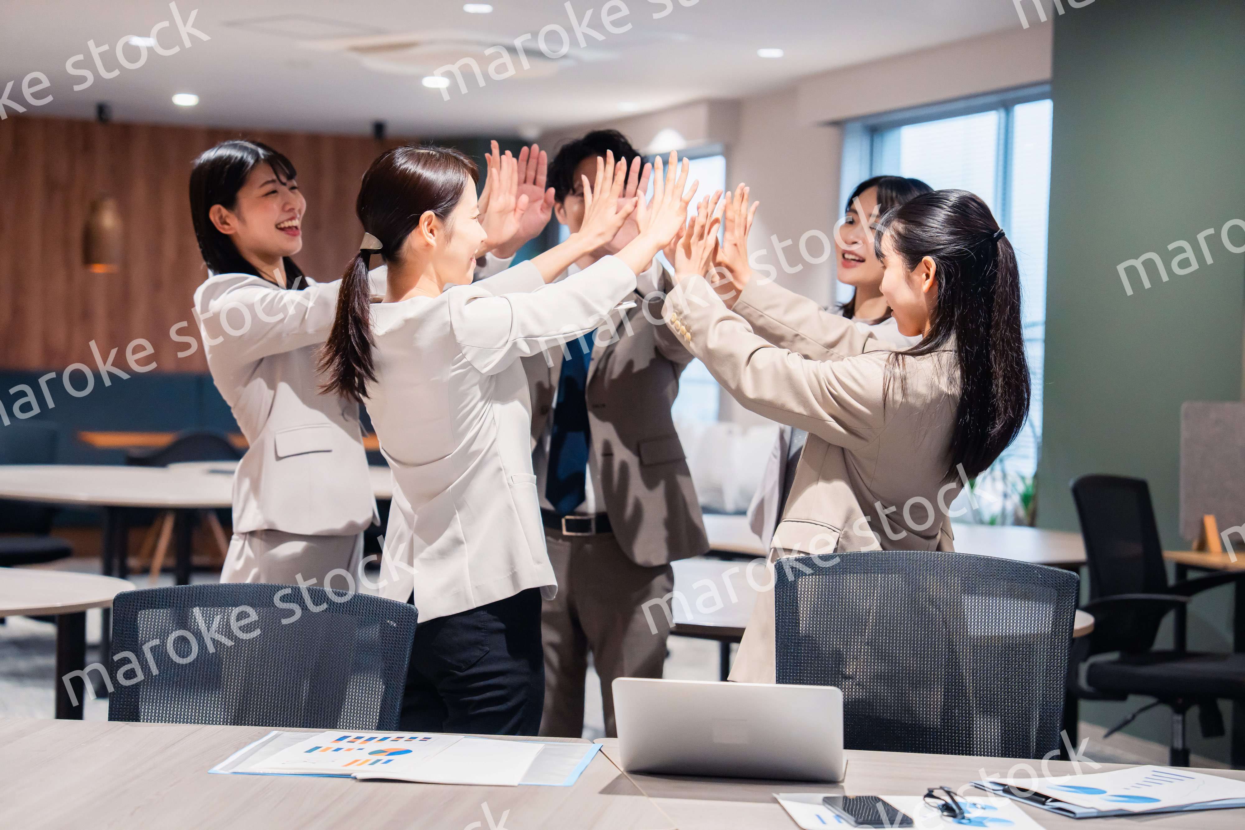 オフィスメンバー全員でハイタッチ