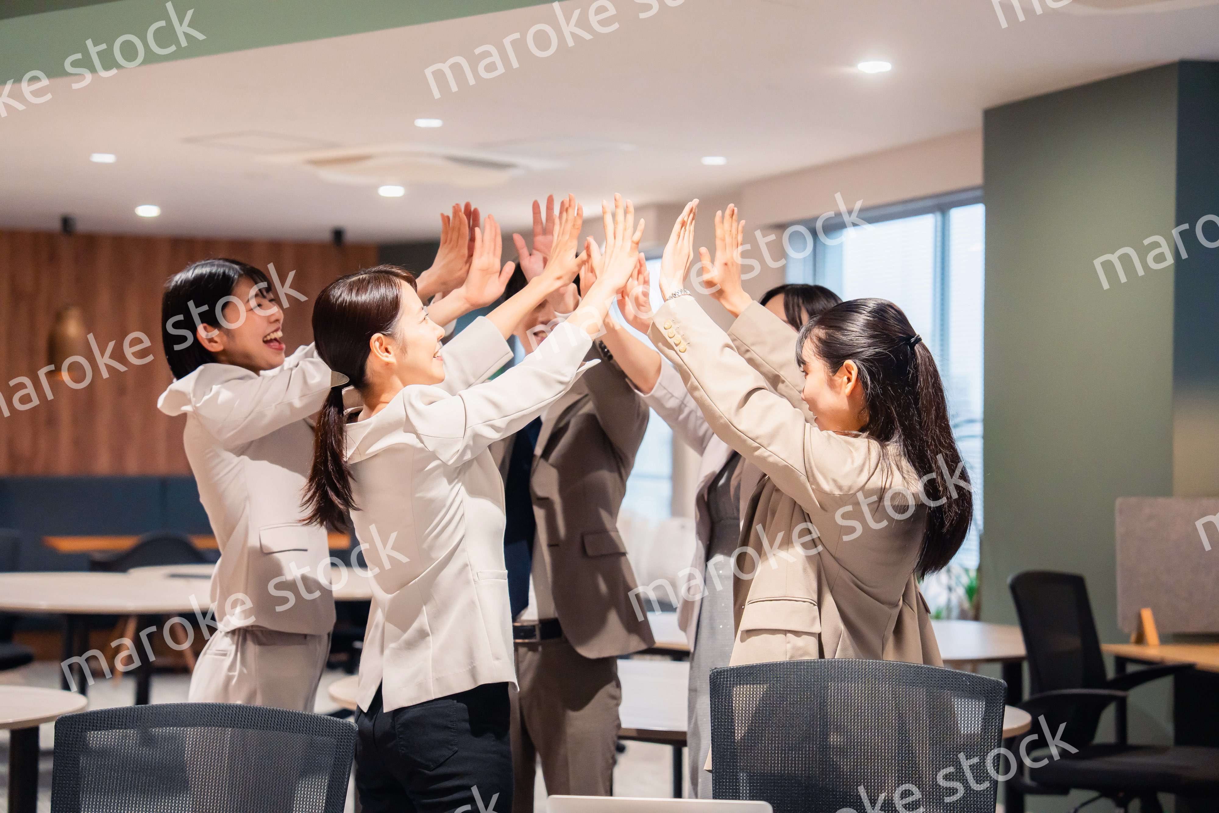 オフィスメンバー全員でハイタッチ