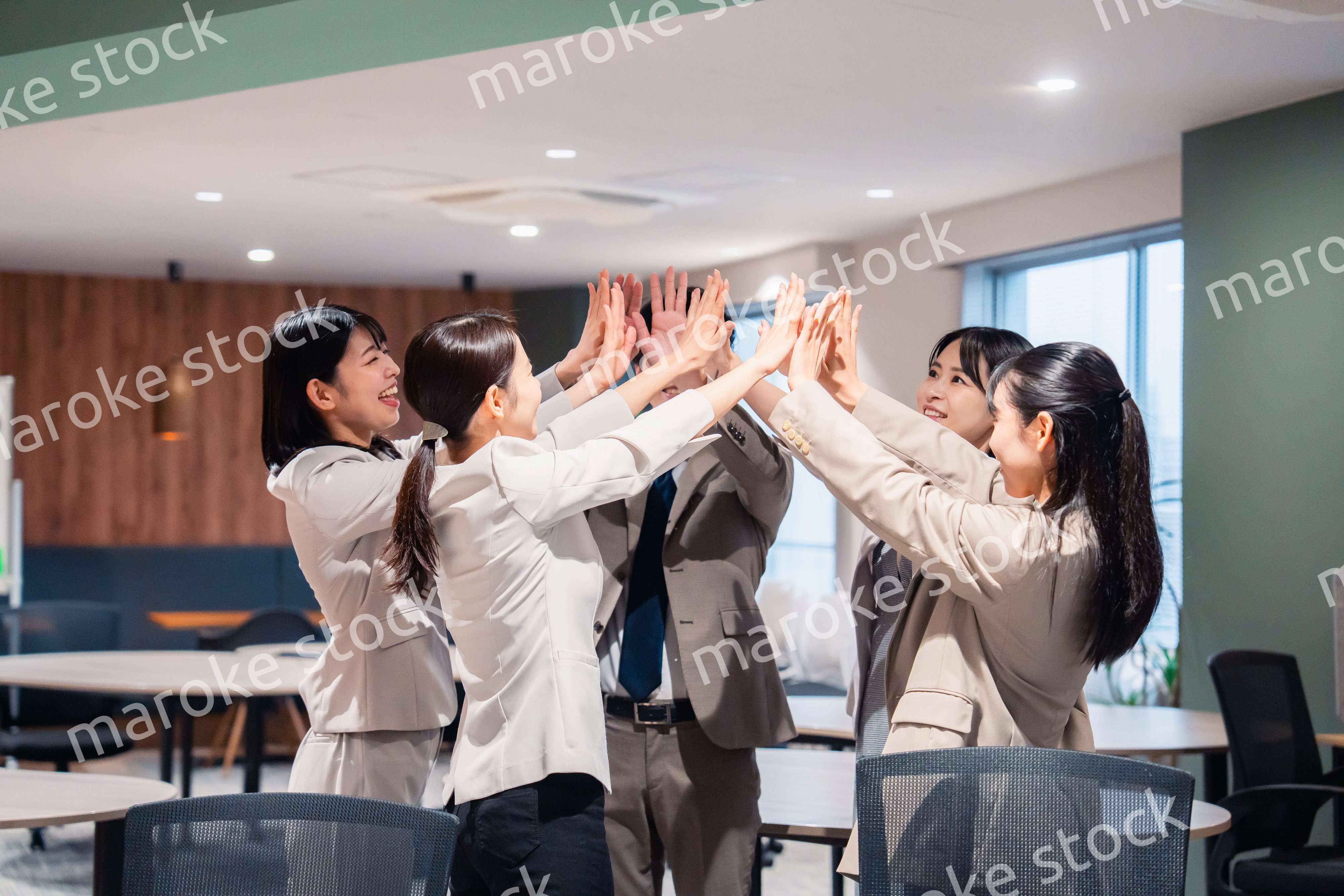 オフィスメンバー全員でハイタッチ