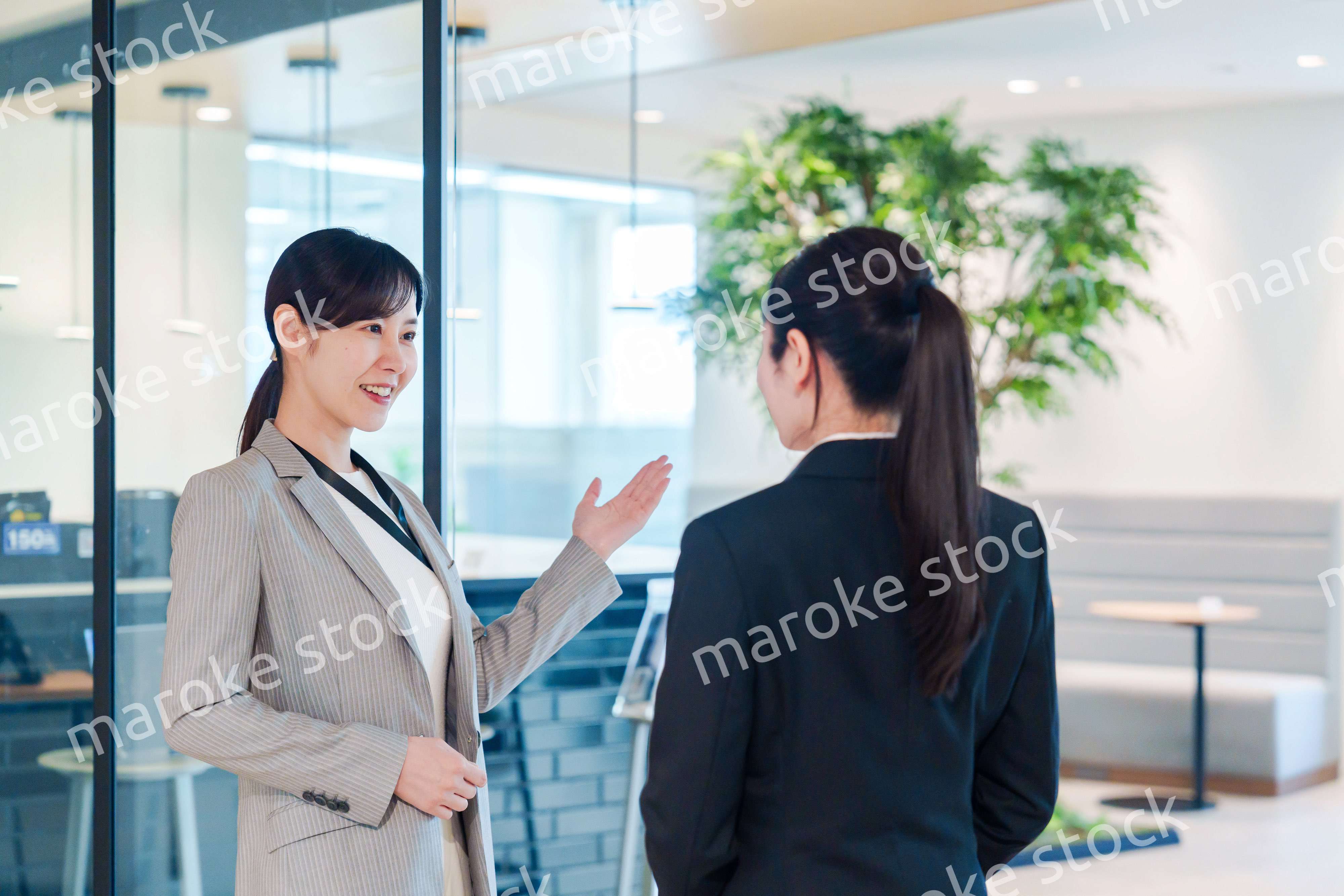 オフィスの訪問をする就職活動中の女性