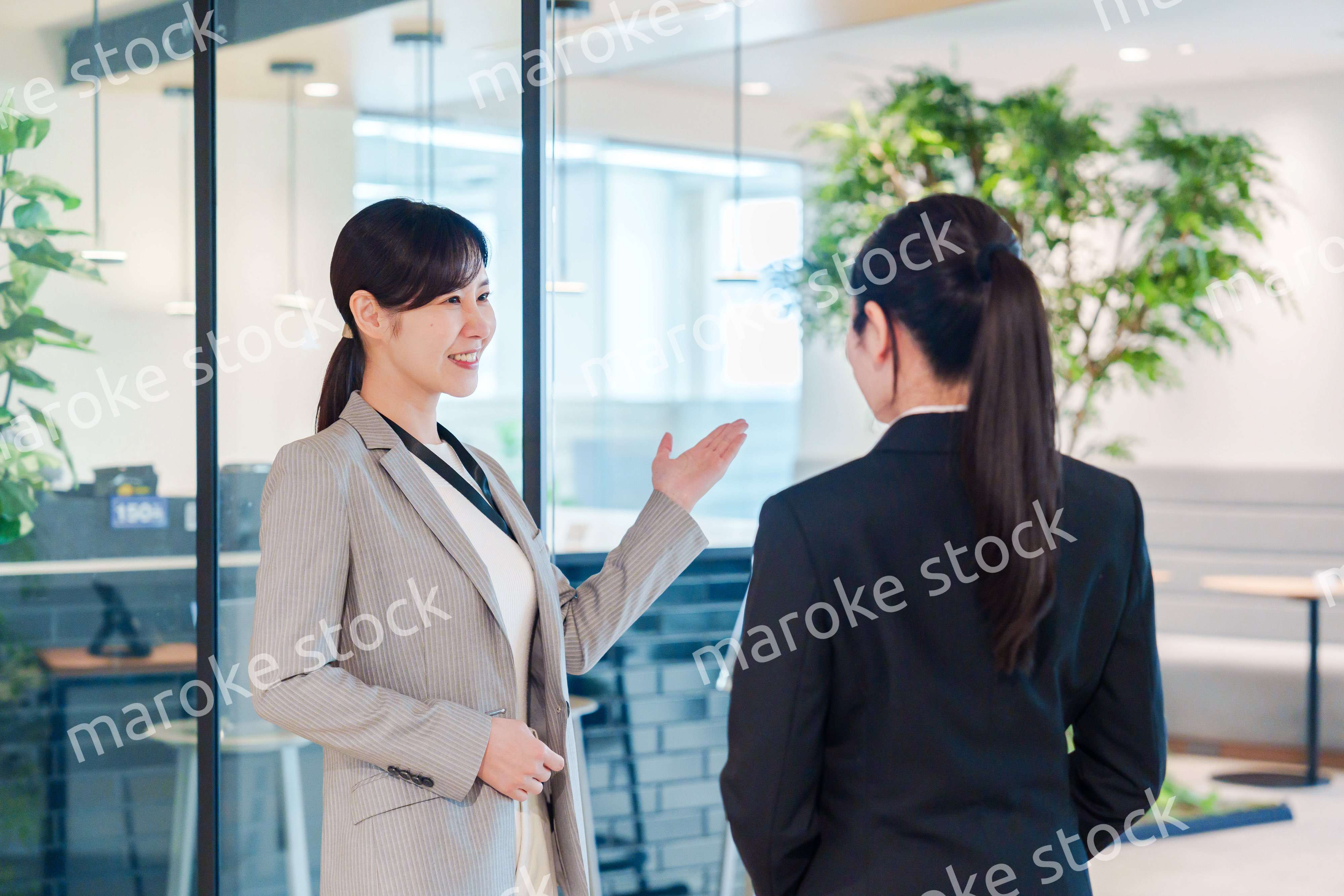 オフィスの訪問をする就職活動中の女性