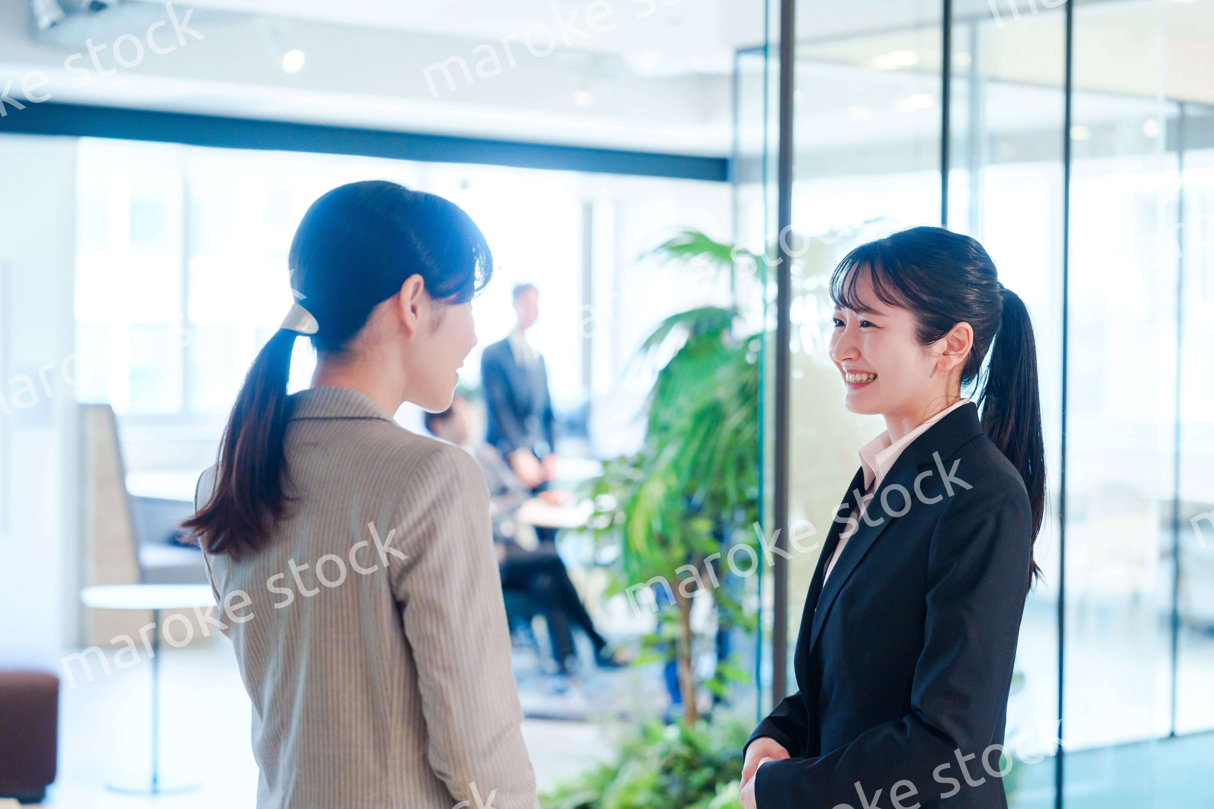 オフィスの訪問をする就職活動中の女性