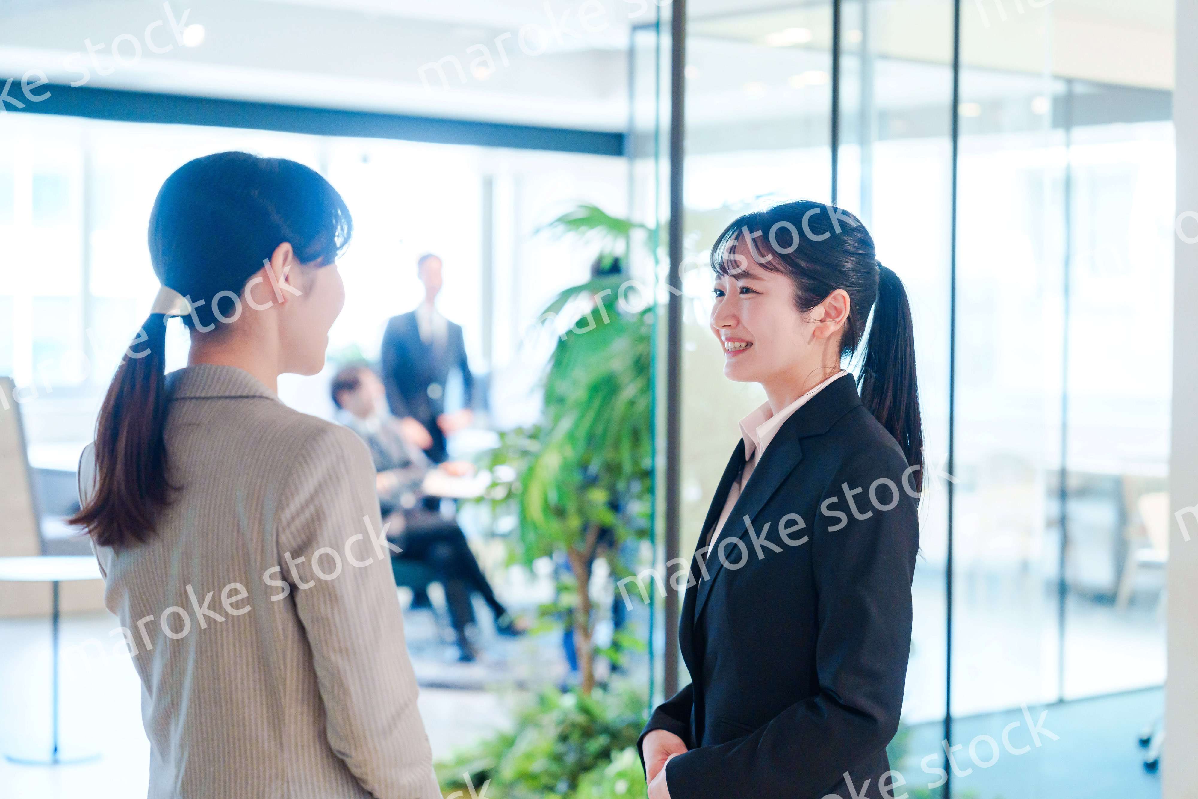 オフィスの訪問をする就職活動中の女性