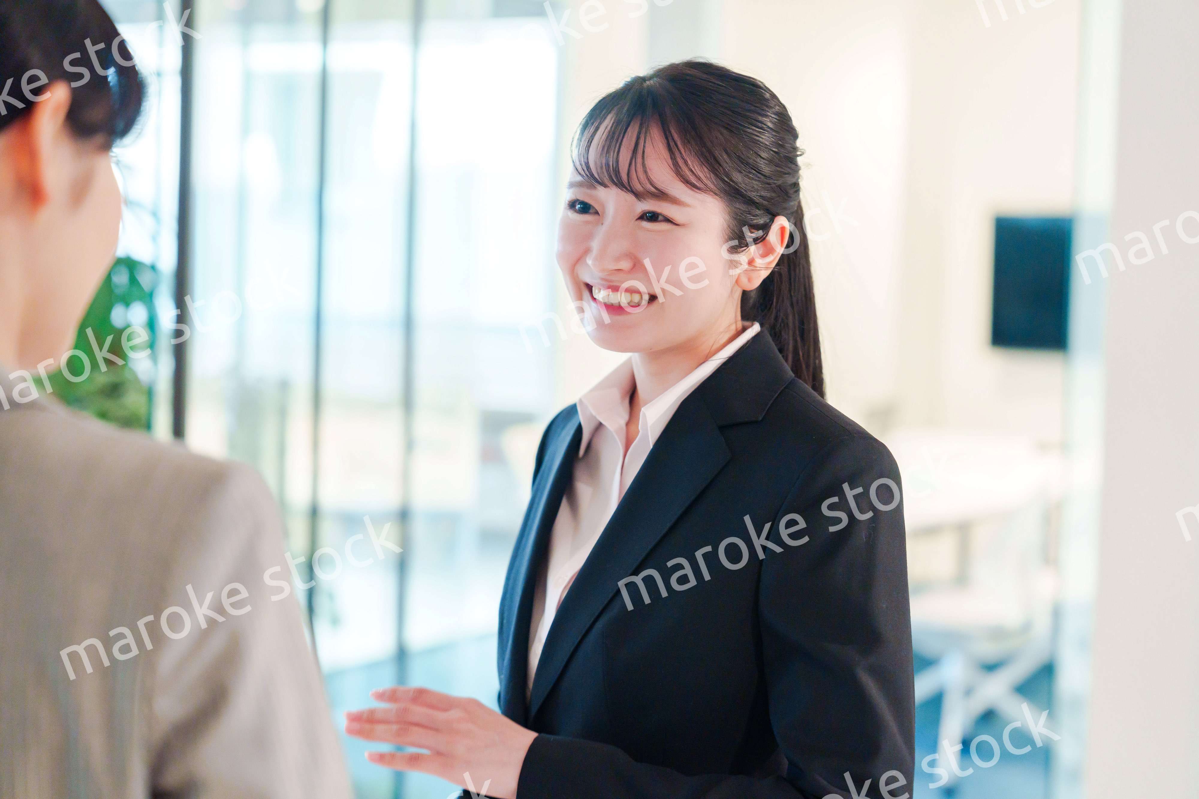 オフィスの訪問をする就職活動中の女性