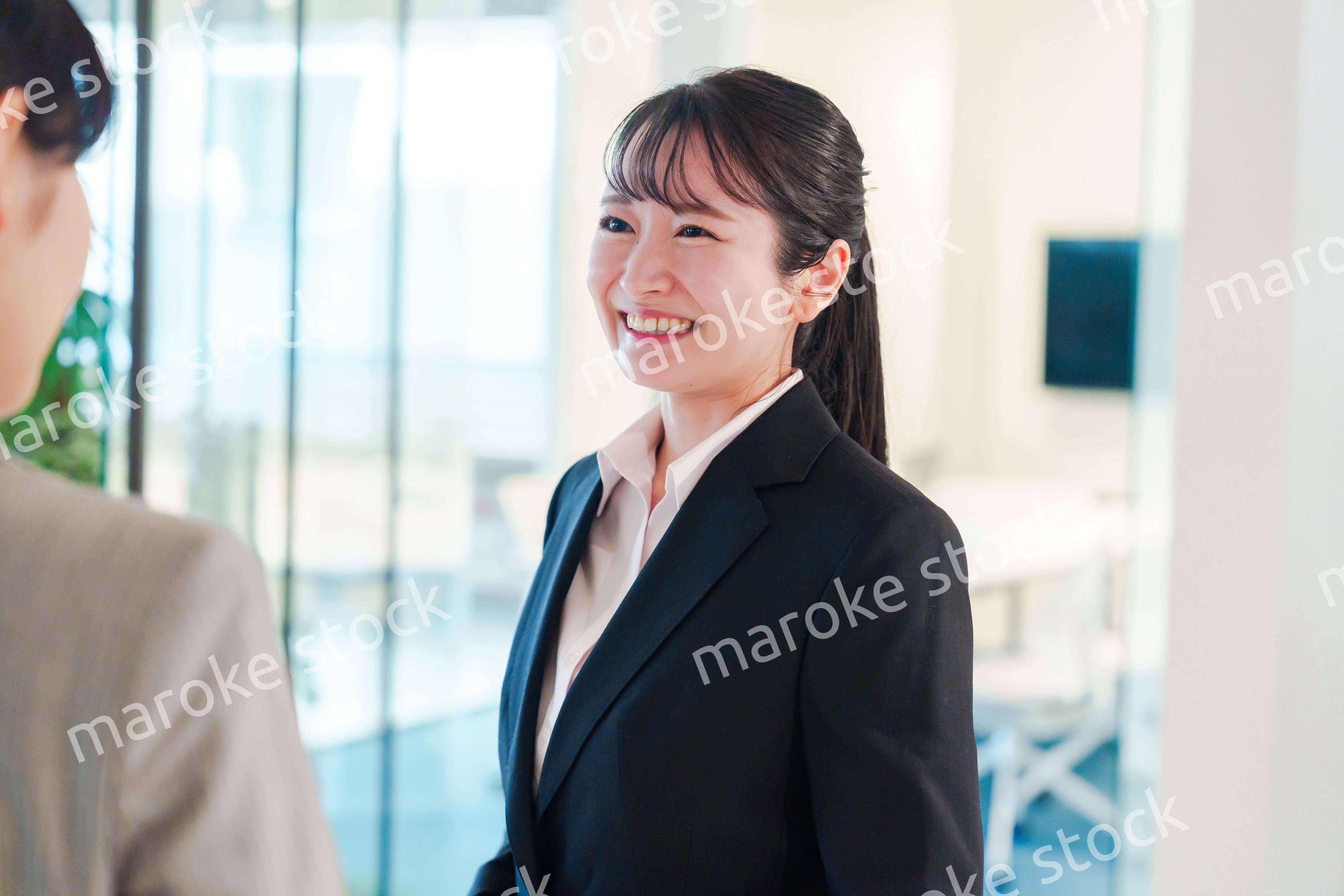 オフィスの訪問をする就職活動中の女性