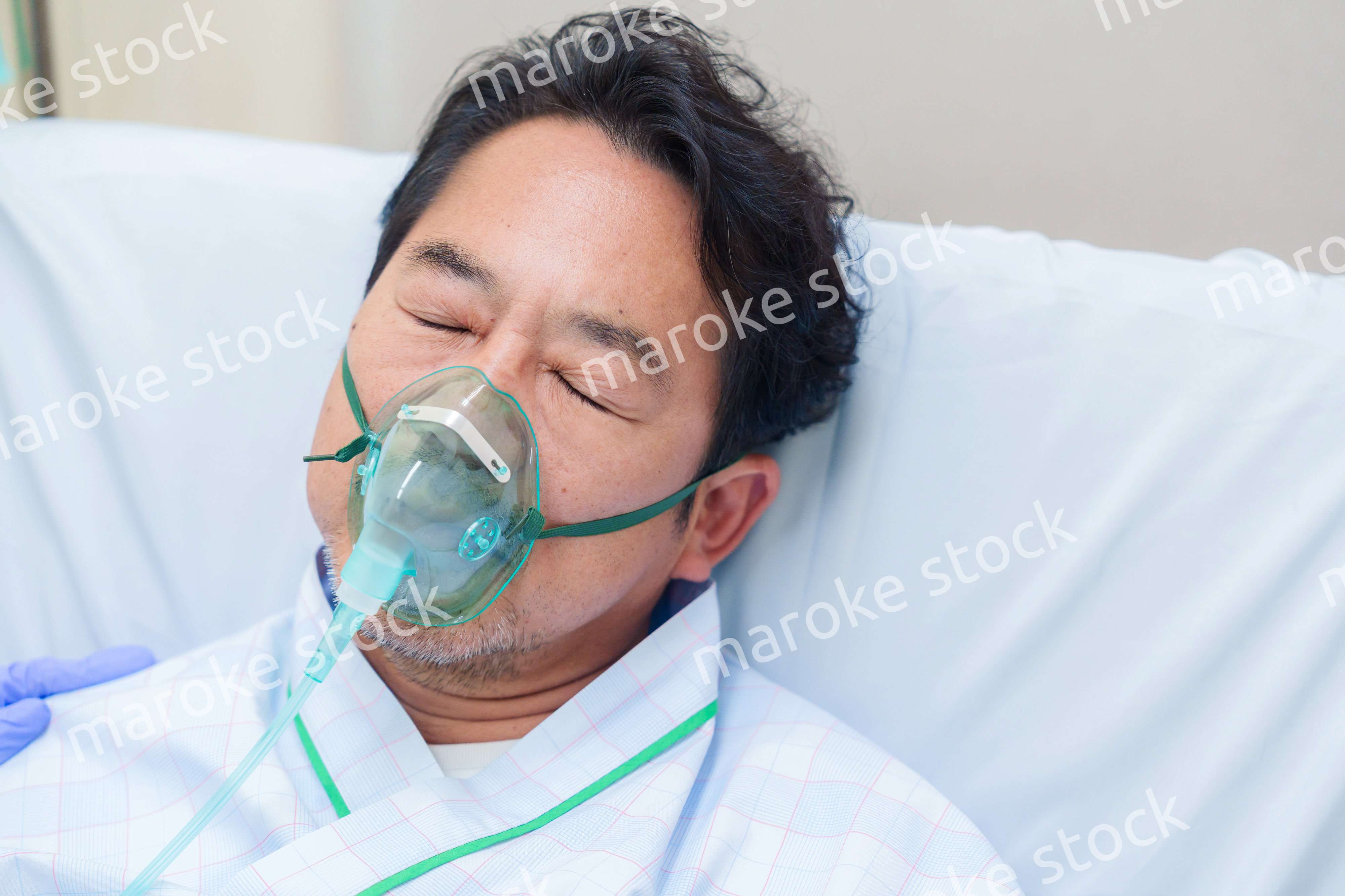 病棟で人工呼吸器をつけた高齢男性