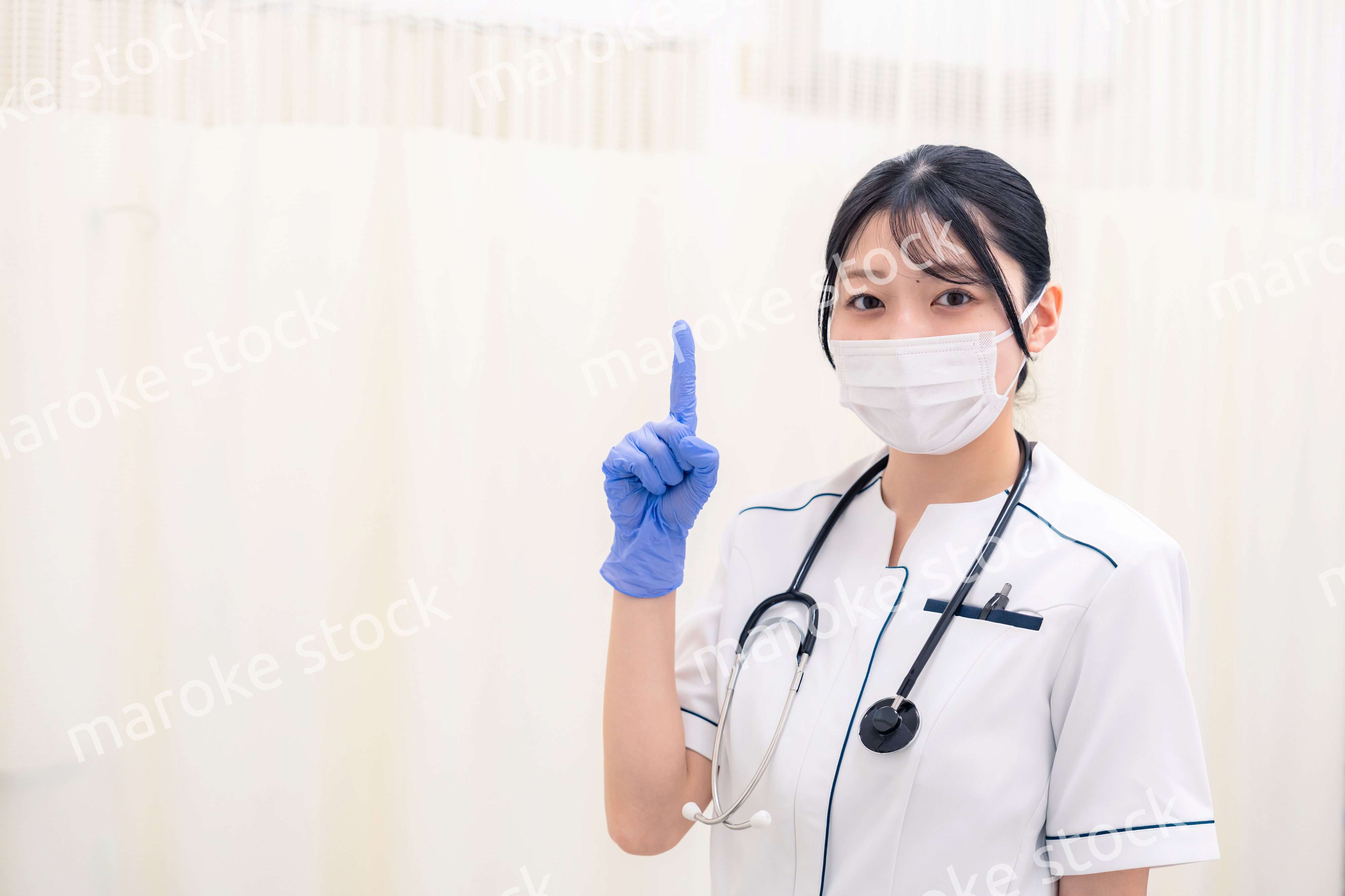 マスクと手袋をつけて働く女性の医療従事者