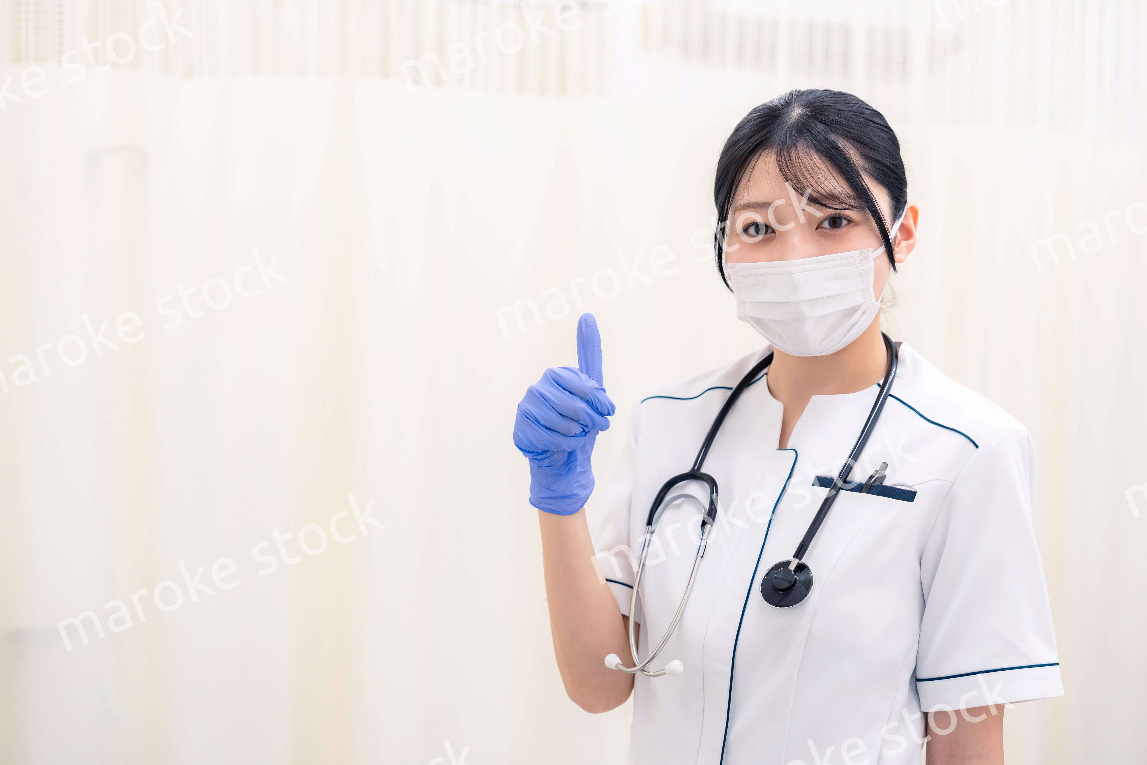 マスクと手袋をつけて働く女性の医療従事者