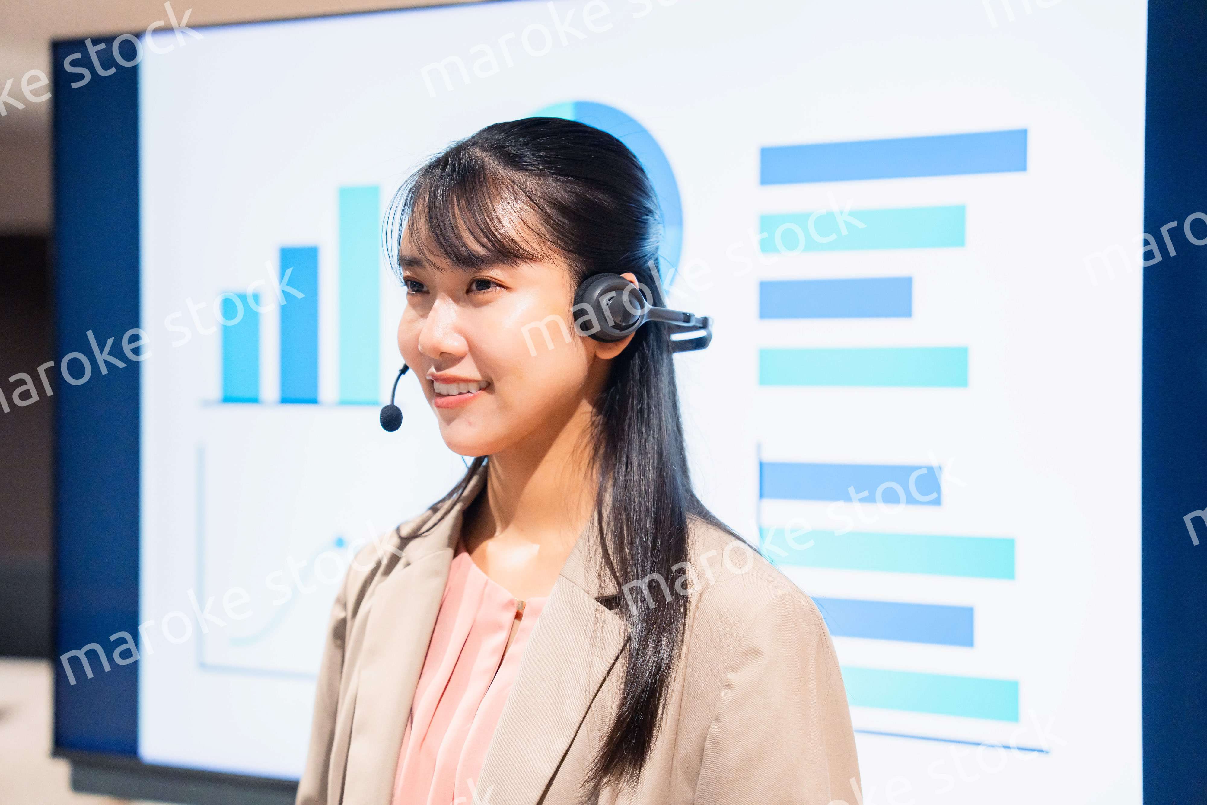 ヘッドセットをつけてプレゼンをする女性