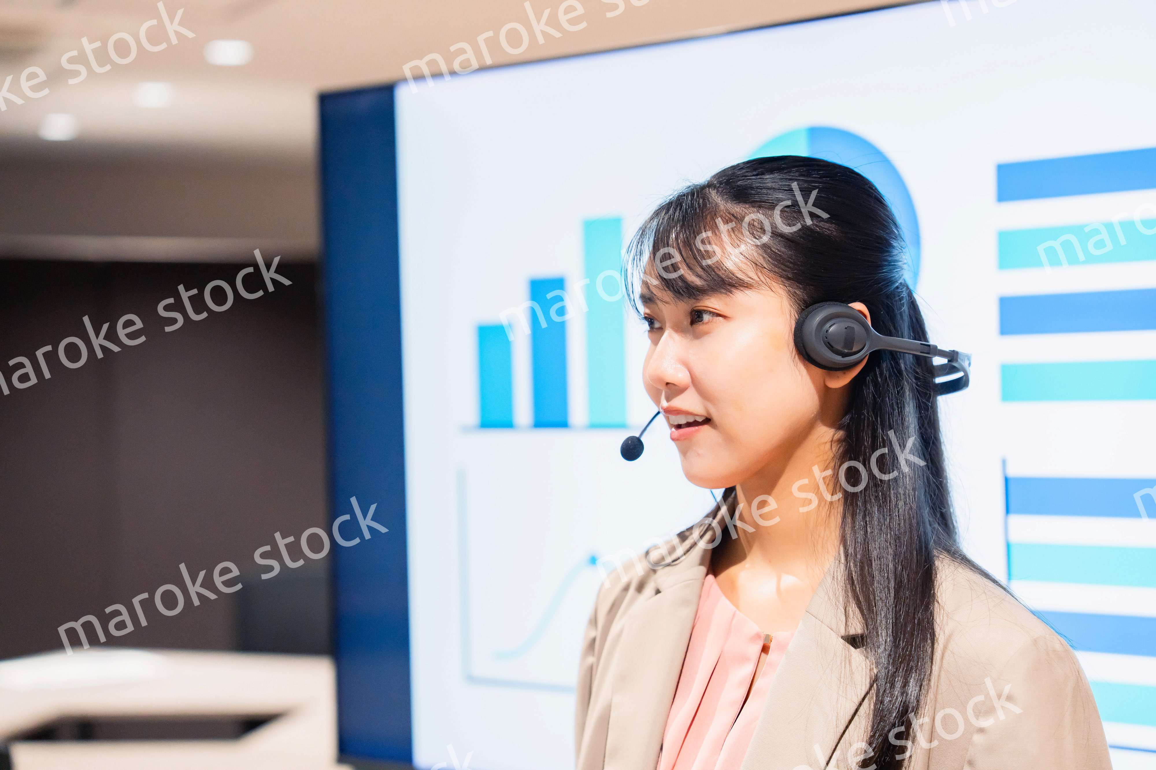 ヘッドセットをつけてプレゼンをする女性