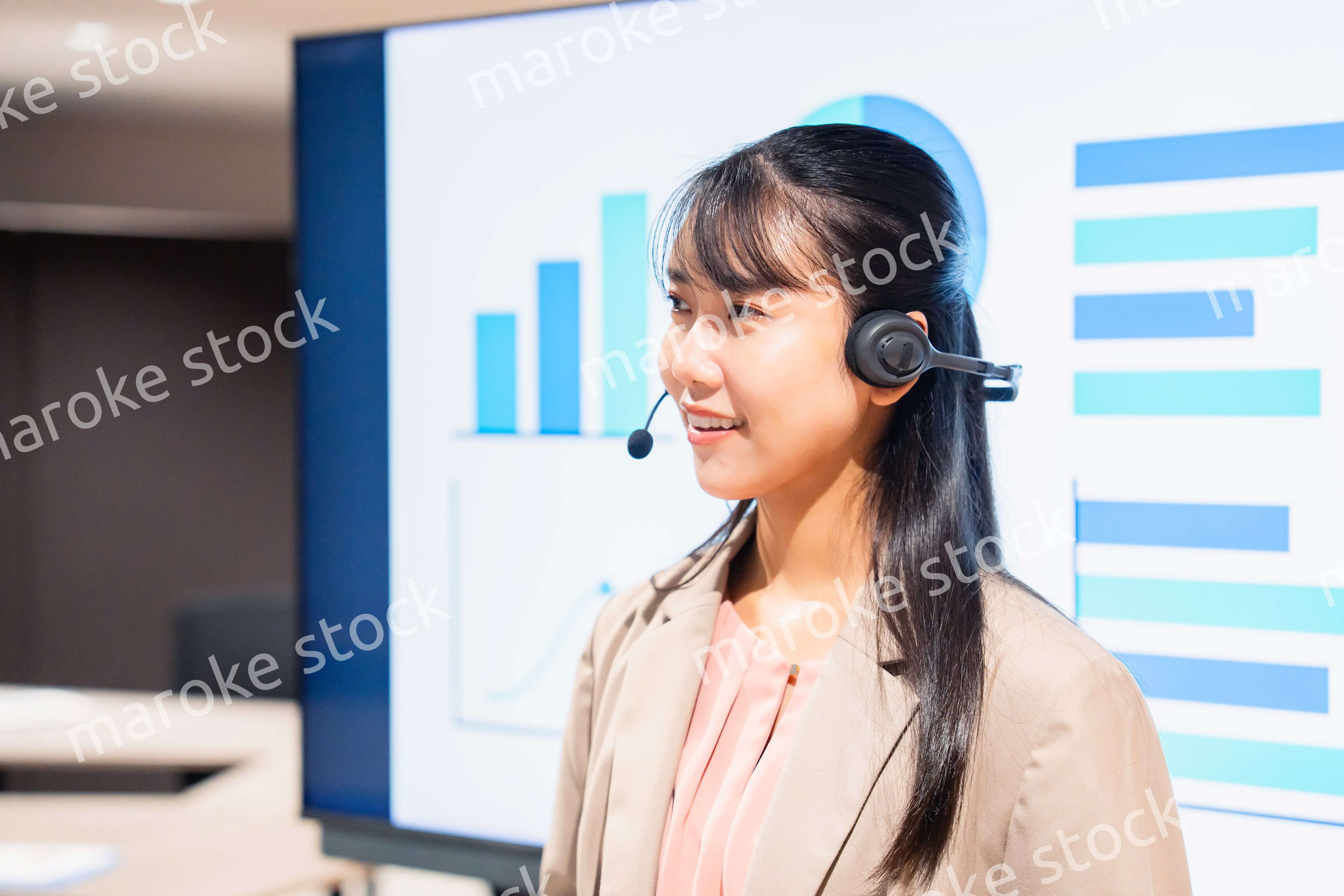 ヘッドセットをつけてプレゼンをする女性