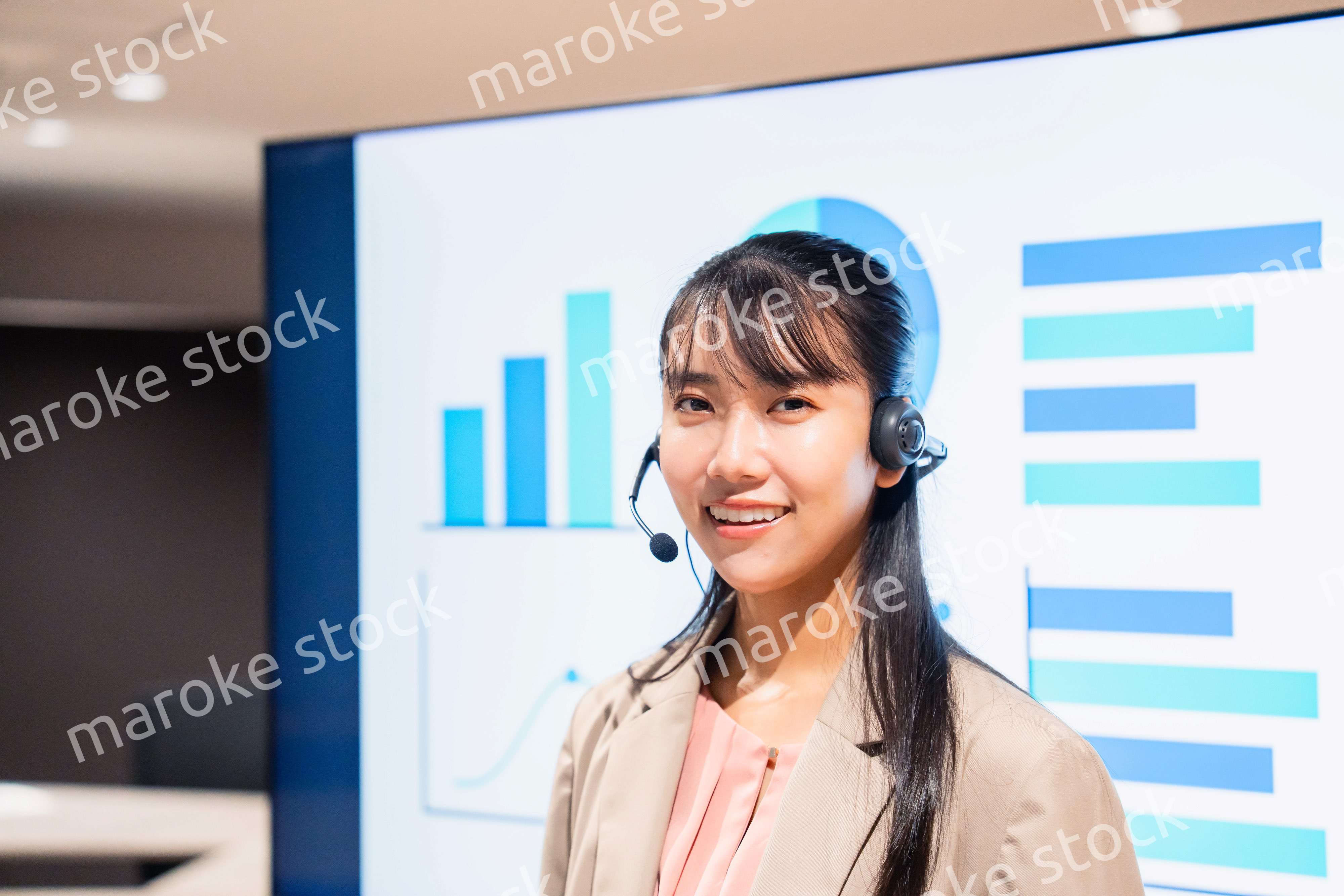 ヘッドセットをつけてプレゼンをする女性