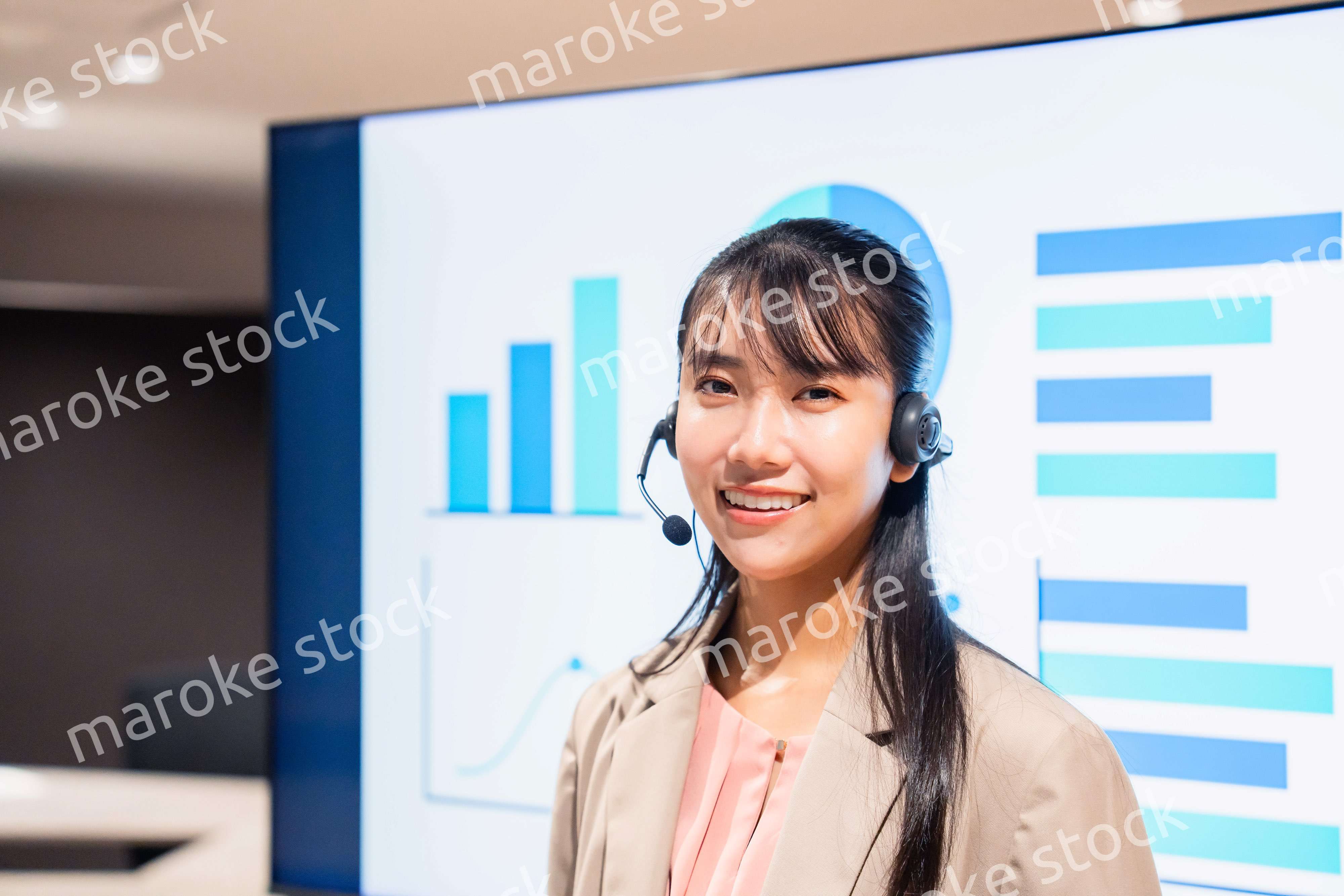 ヘッドセットをつけてプレゼンをする女性