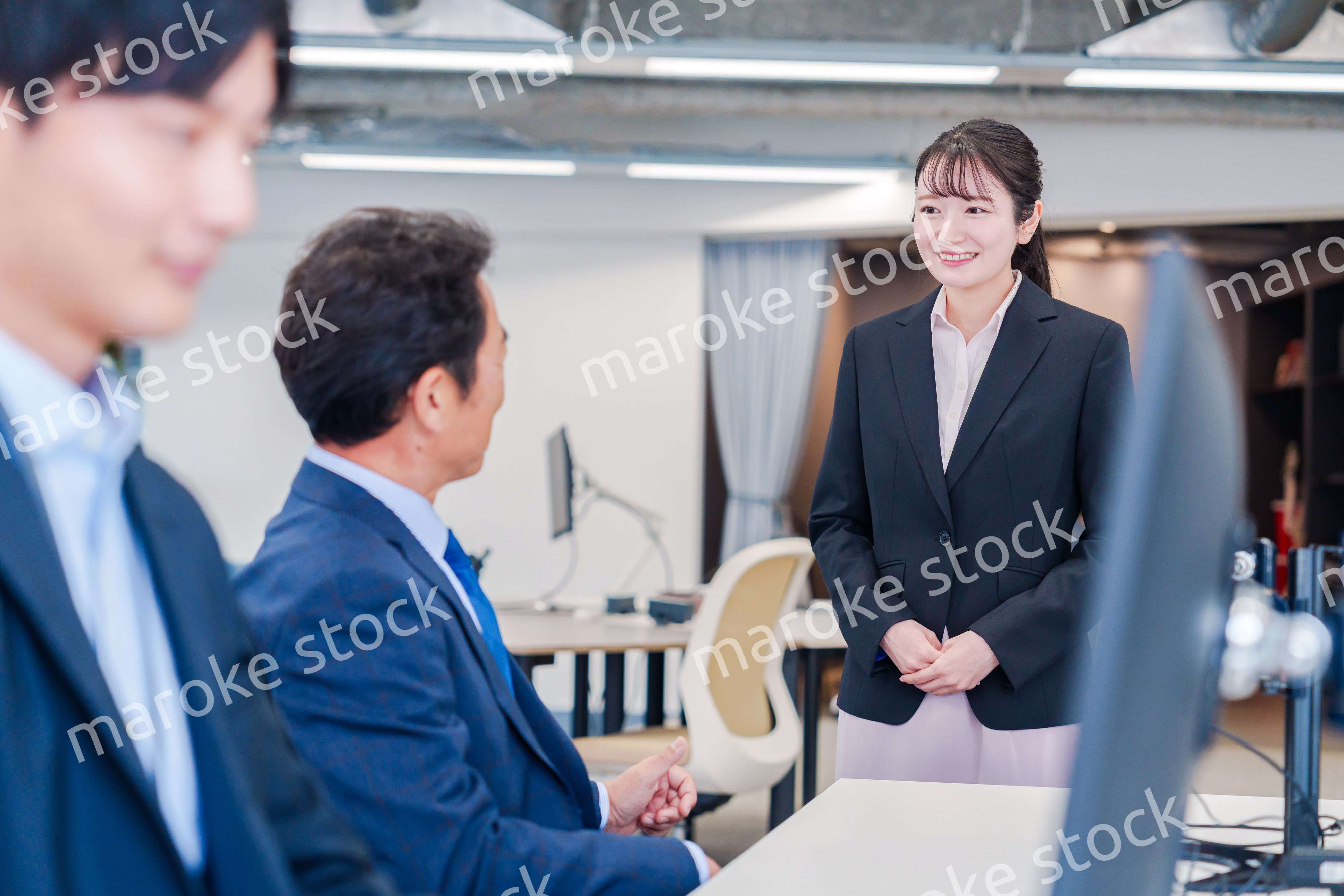 オフィスに配属され上司に挨拶をするフレッシュな女性