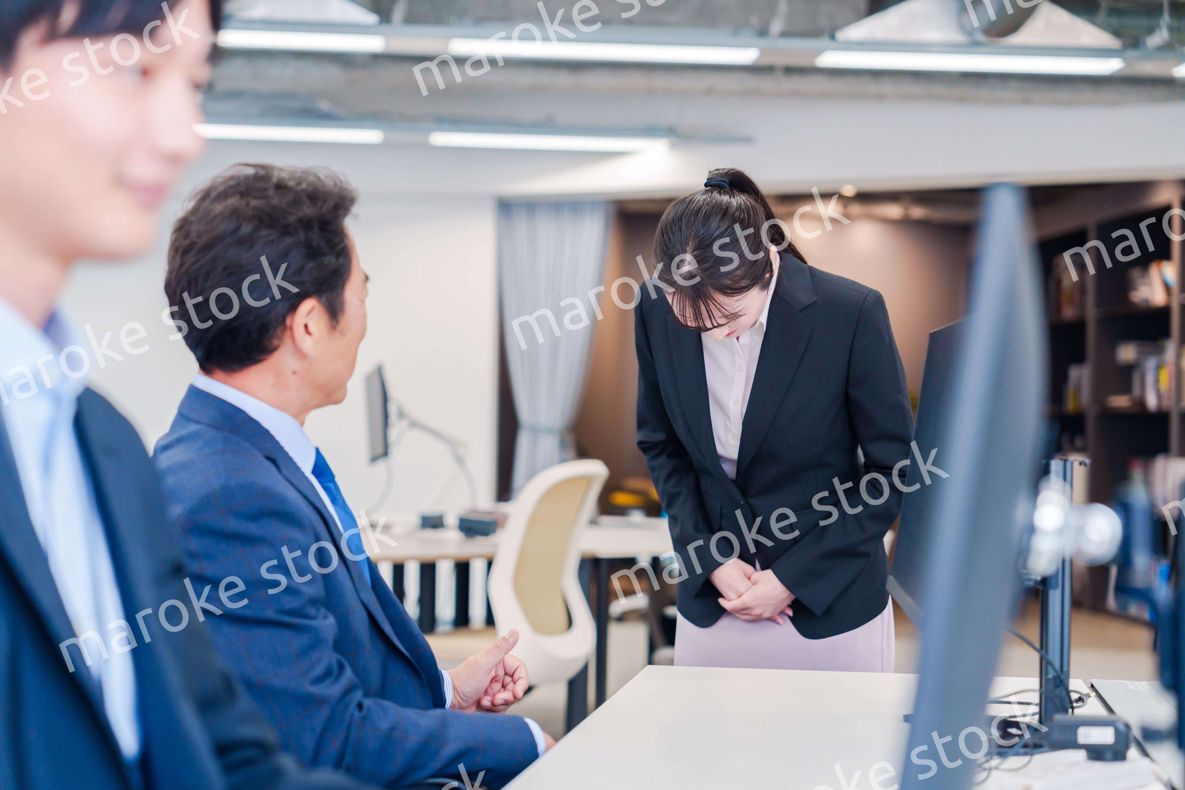 オフィスに配属され上司に挨拶をするフレッシュな女性