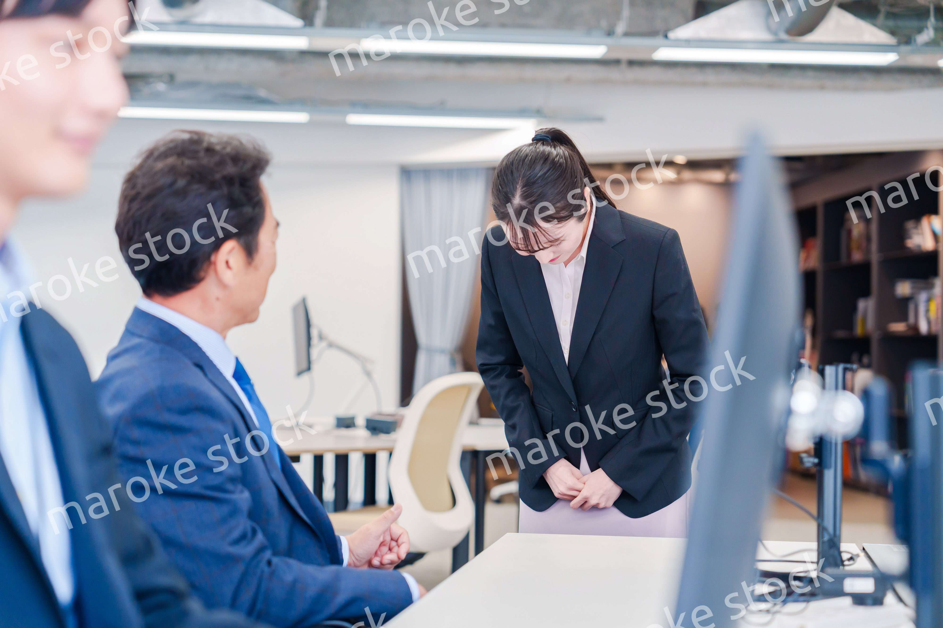 オフィスに配属され上司に挨拶をするフレッシュな女性