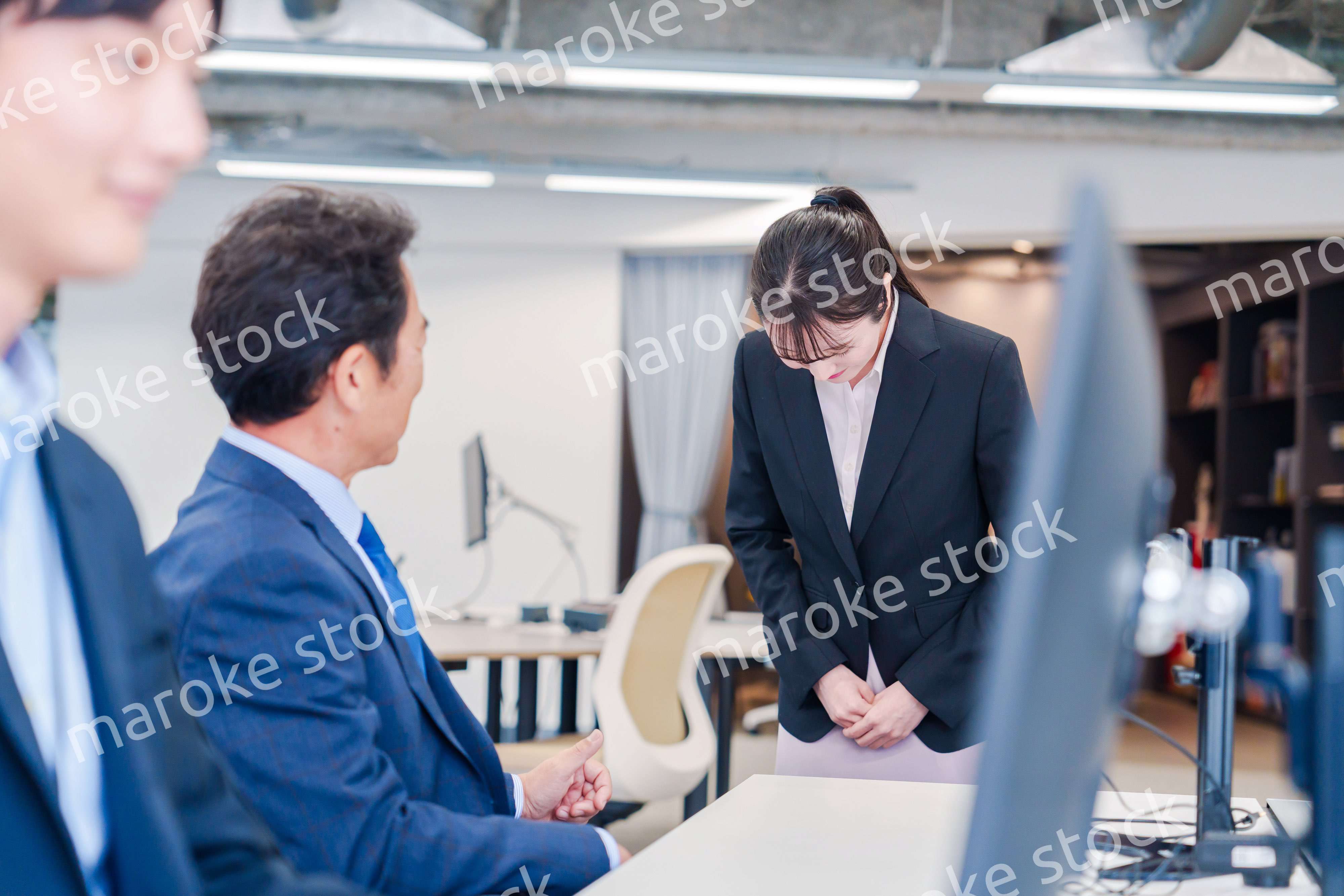 オフィスに配属され上司に挨拶をするフレッシュな女性