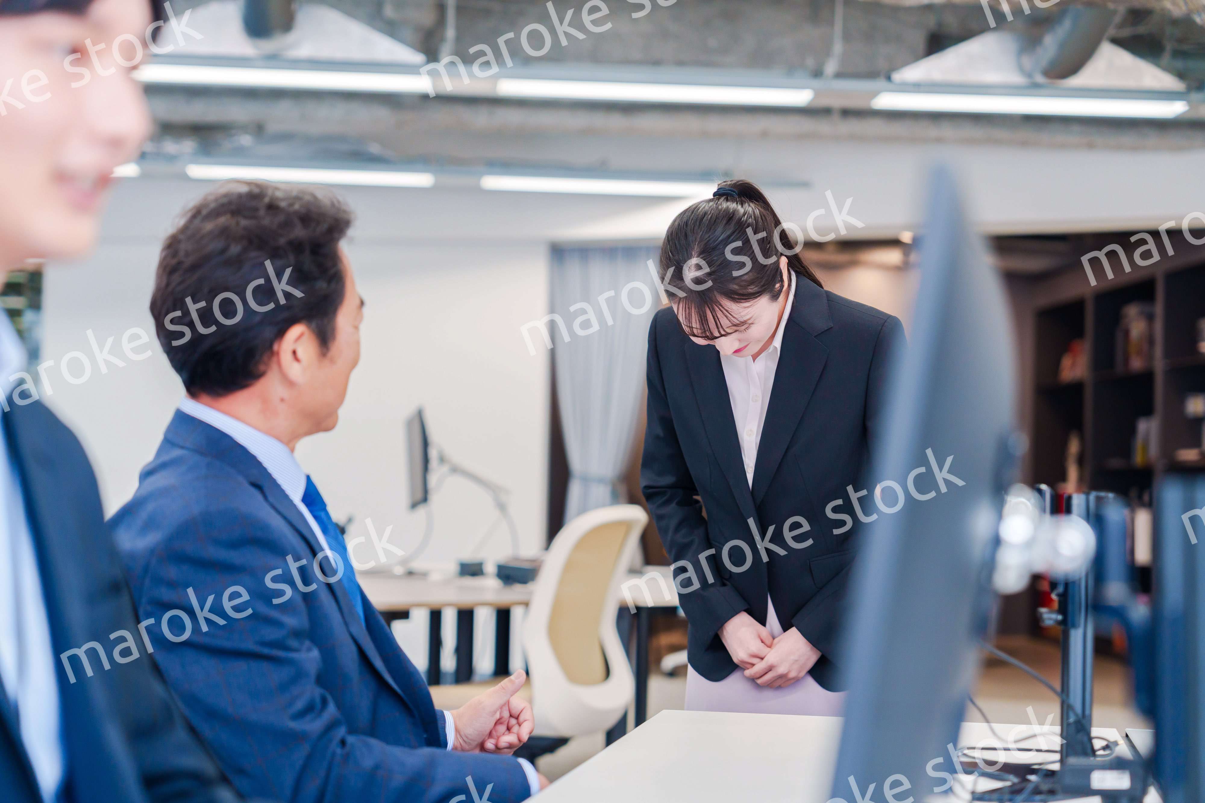 オフィスに配属され上司に挨拶をするフレッシュな女性