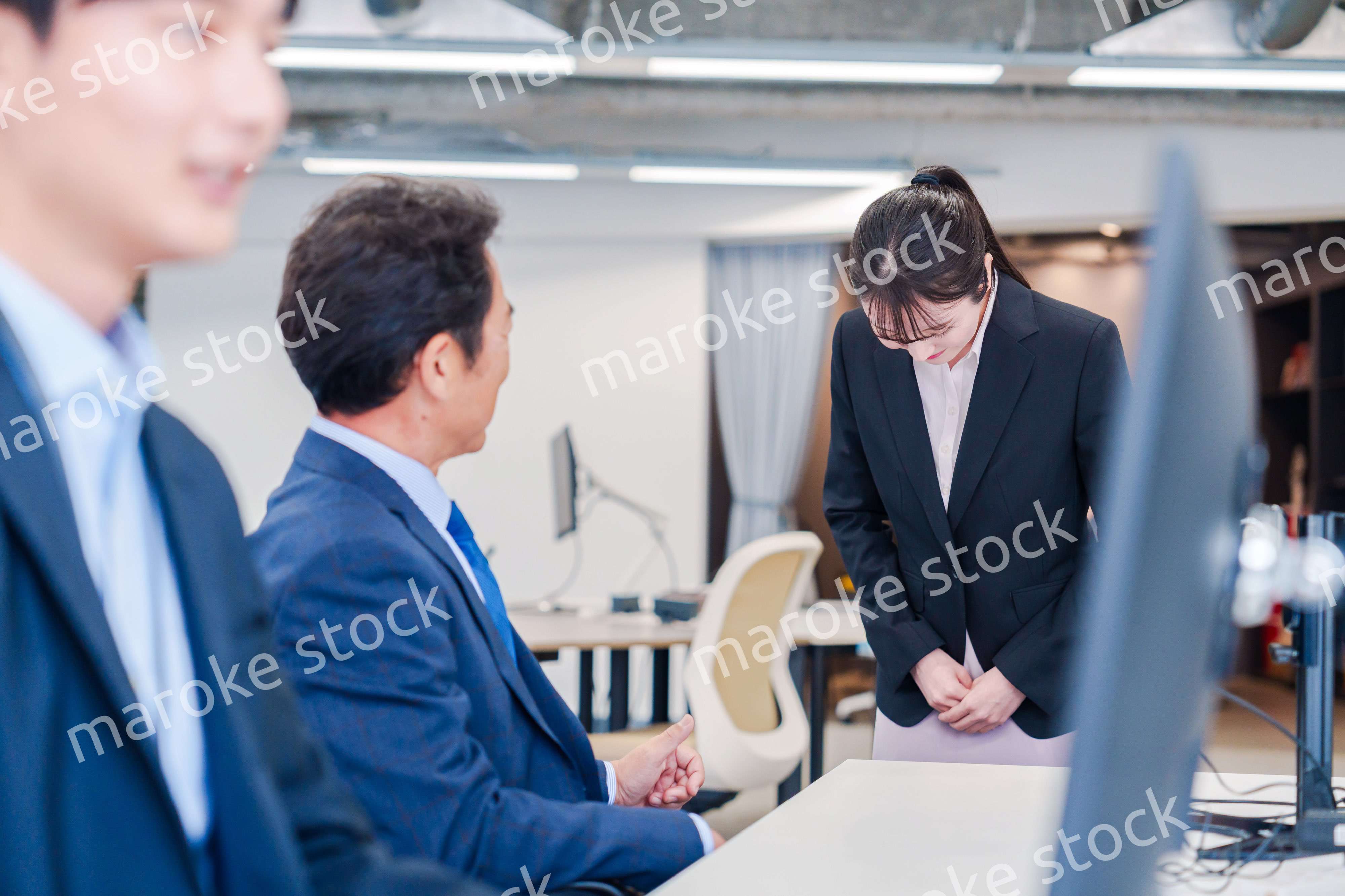 オフィスに配属され上司に挨拶をするフレッシュな女性