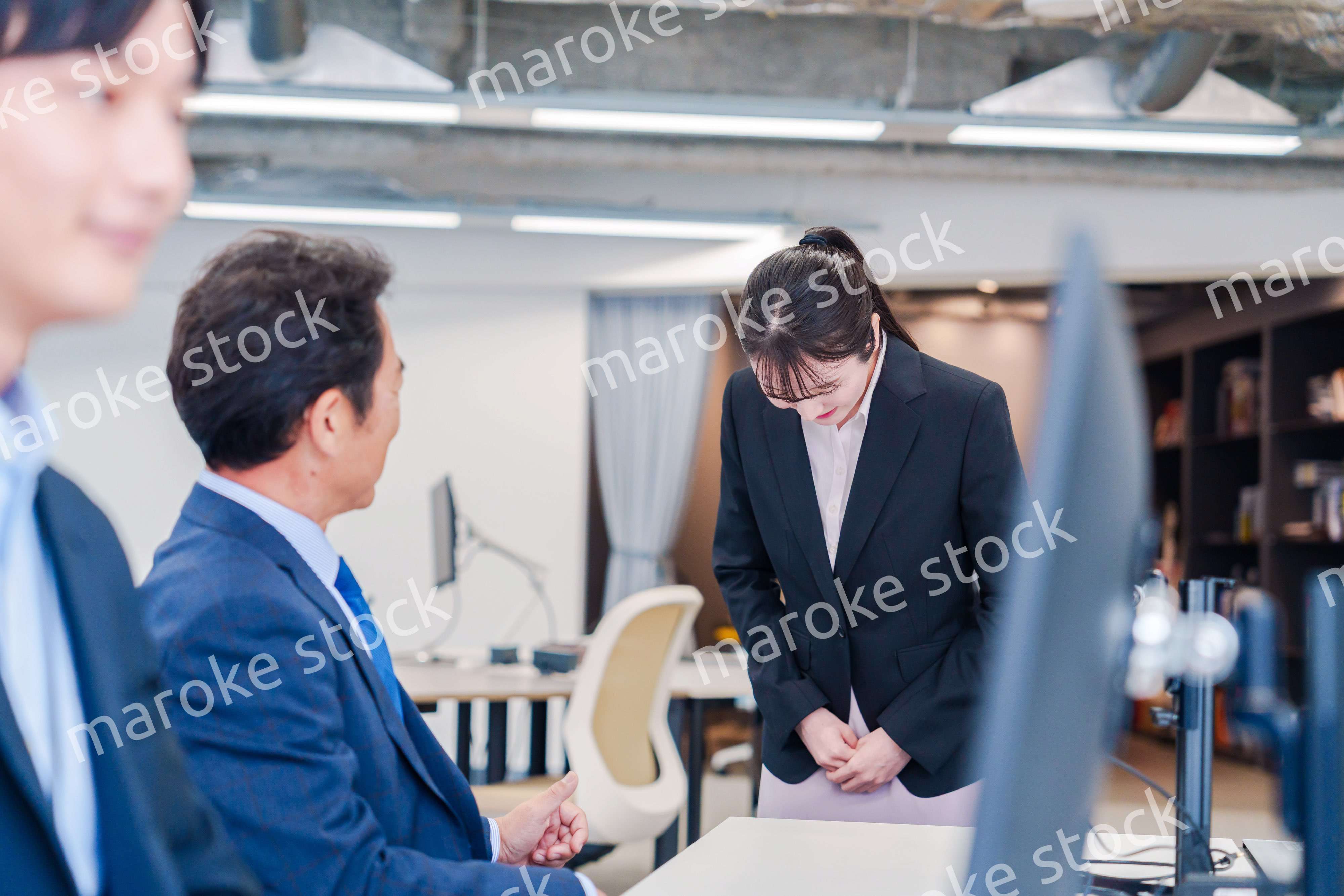 オフィスに配属され上司に挨拶をするフレッシュな女性