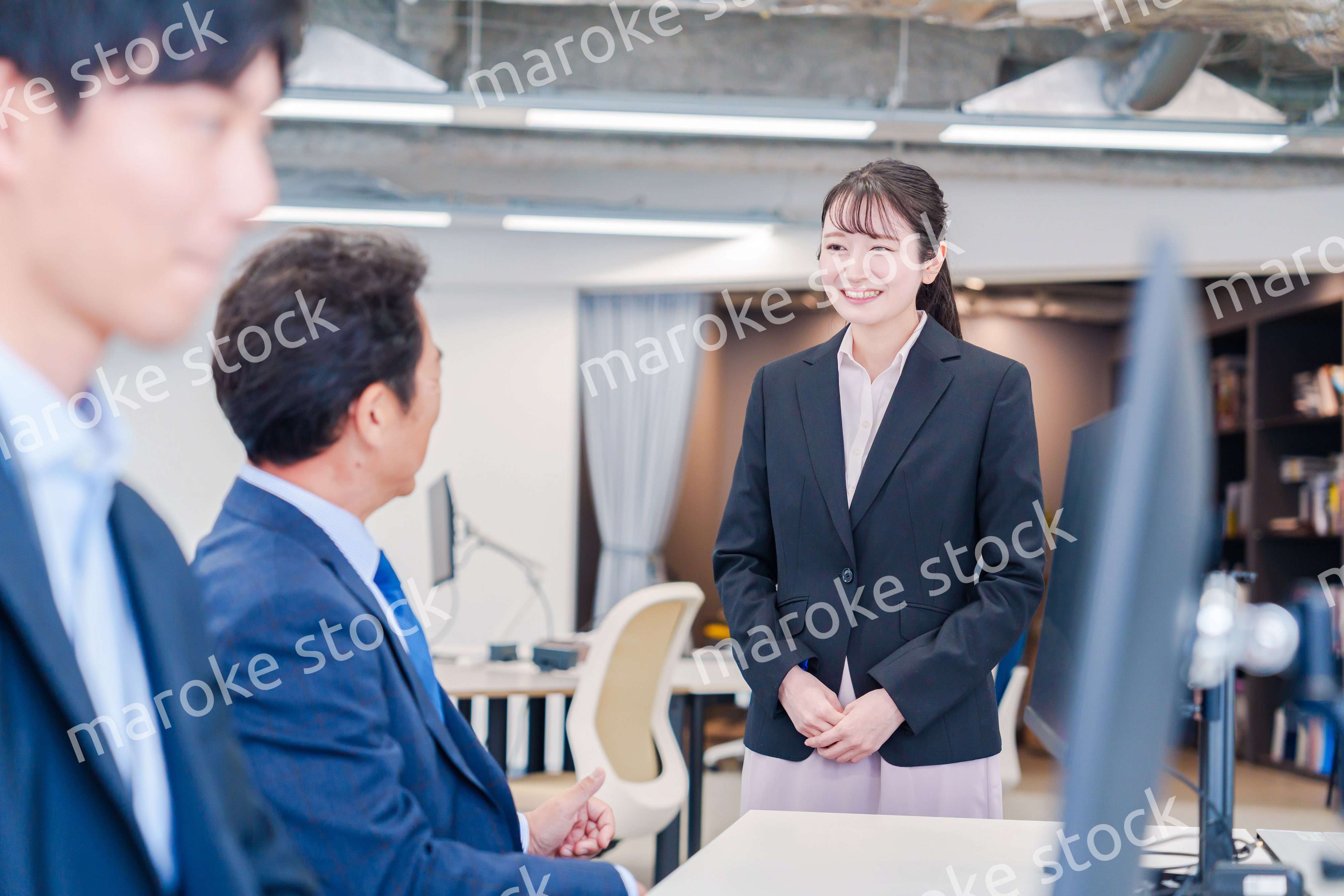 オフィスに配属され上司に挨拶をするフレッシュな女性