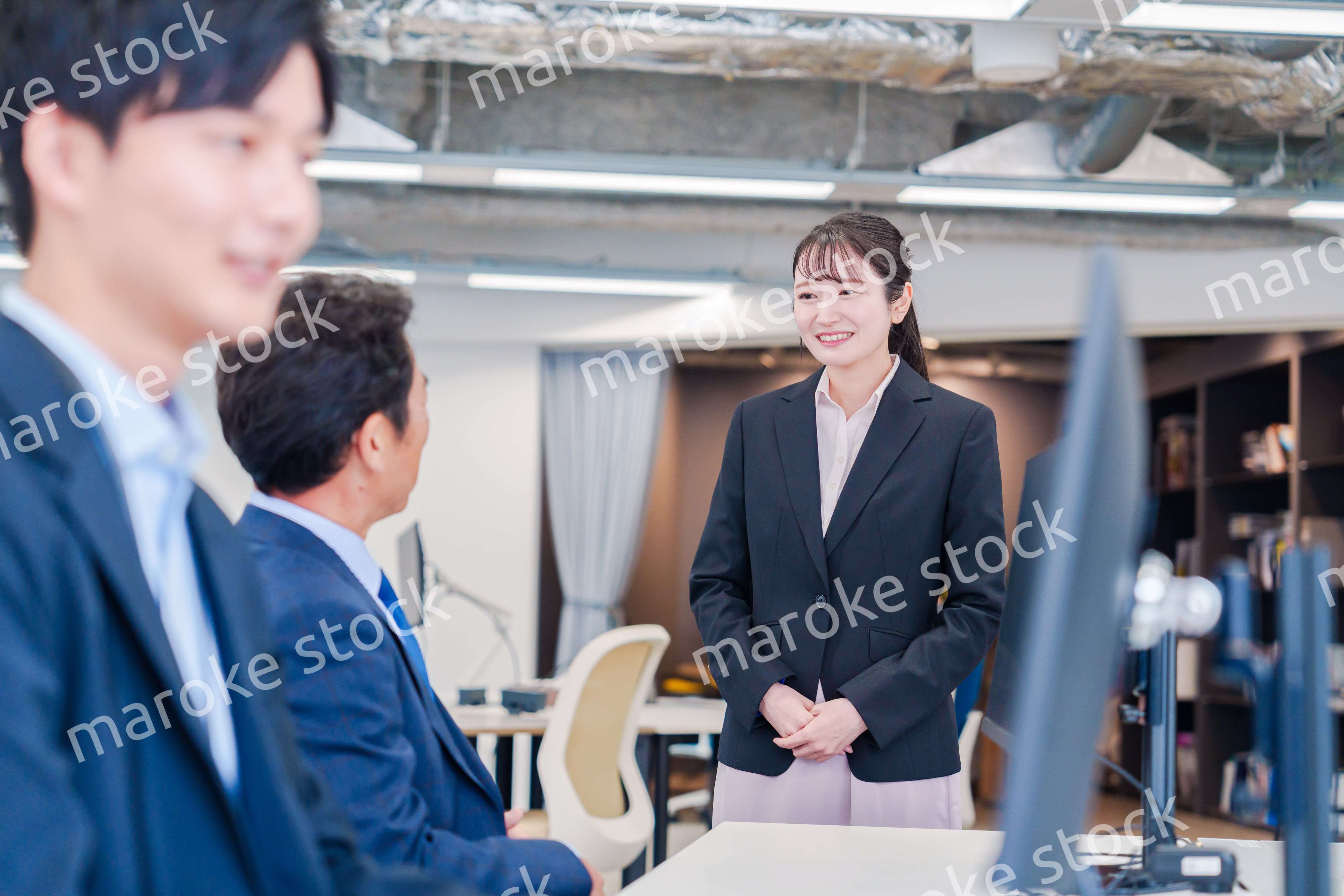 オフィスに配属され上司に挨拶をするフレッシュな女性