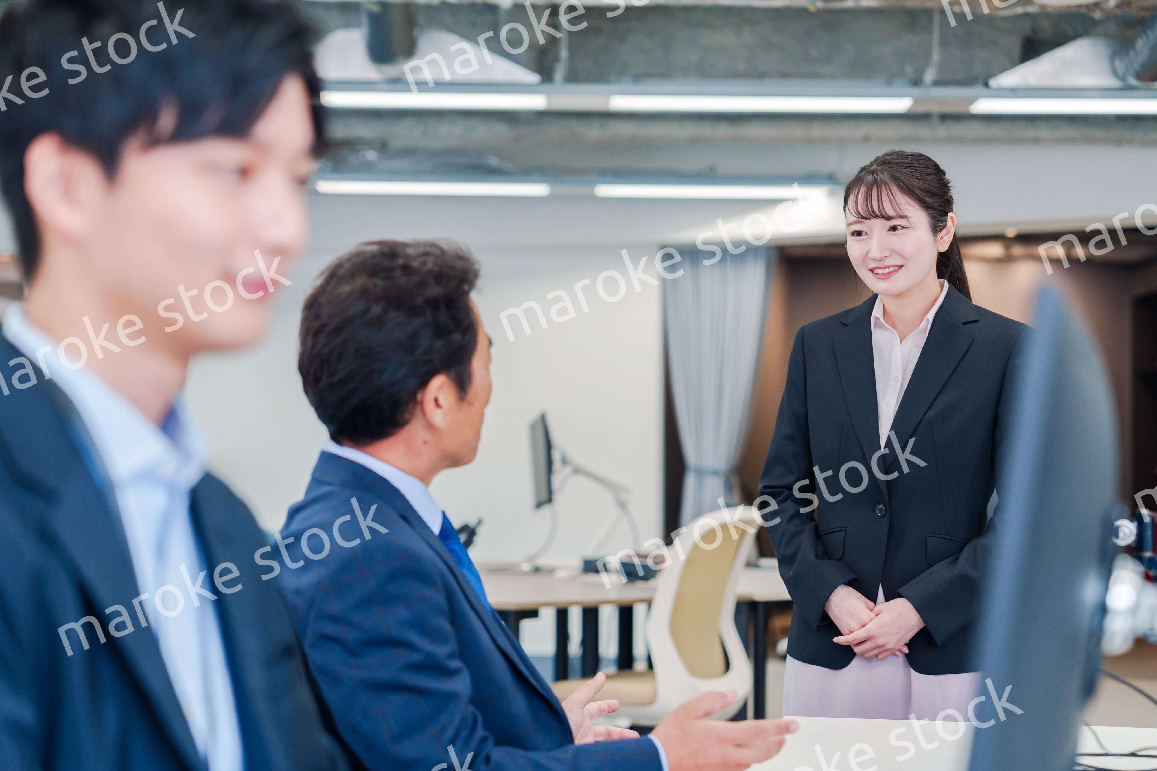 オフィスに配属され上司に挨拶をするフレッシュな女性