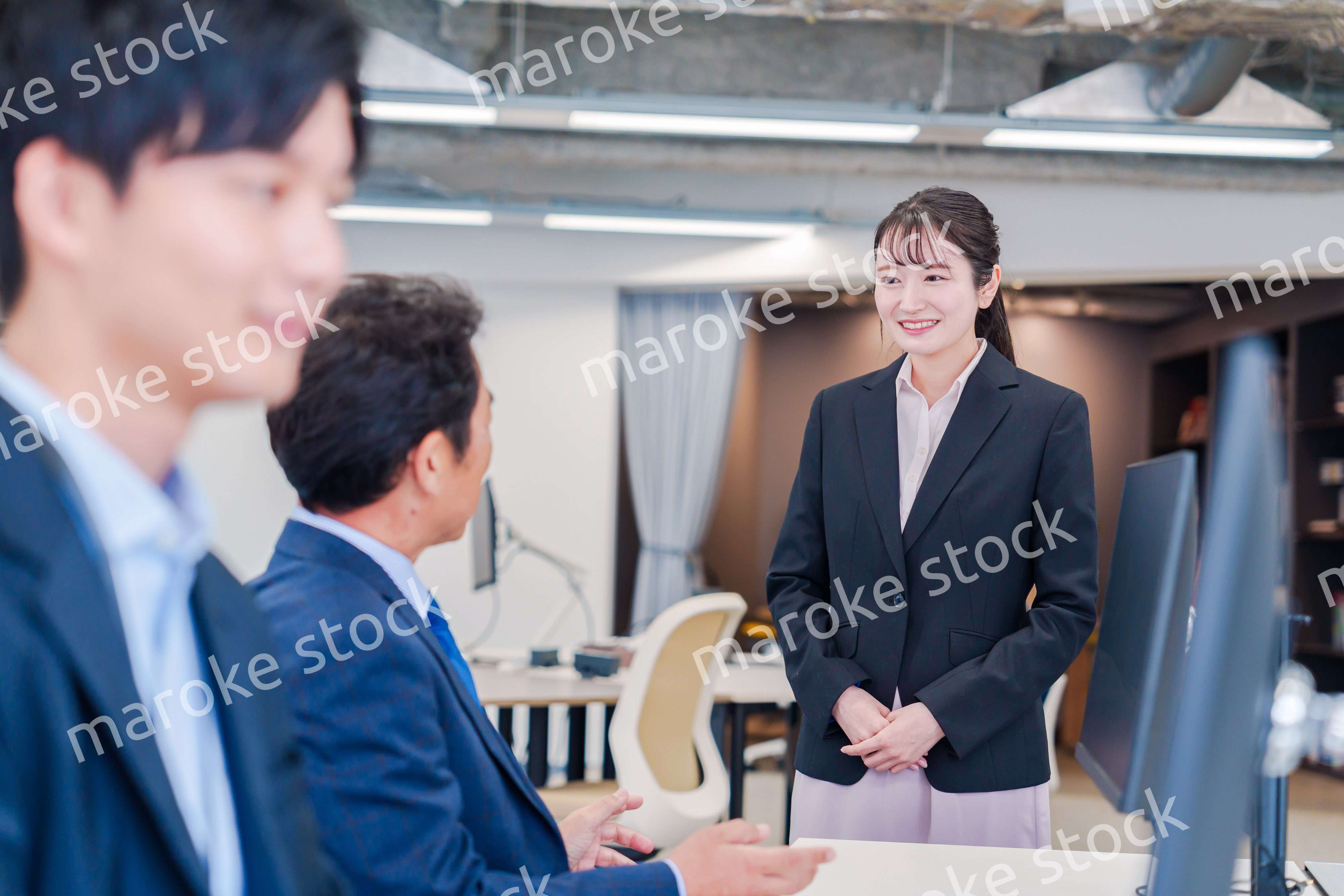 オフィスに配属され上司に挨拶をするフレッシュな女性