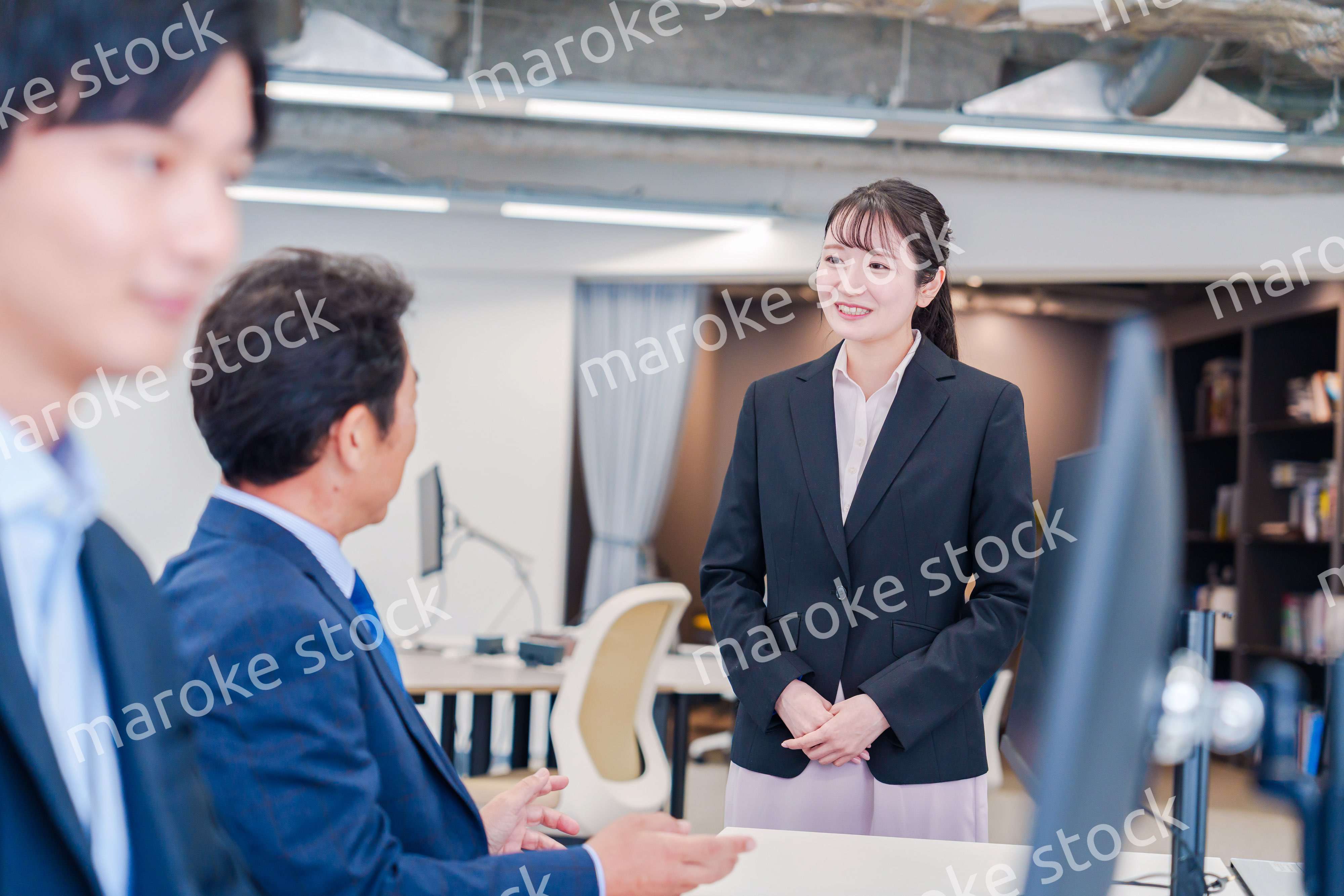 オフィスに配属され上司に挨拶をするフレッシュな女性