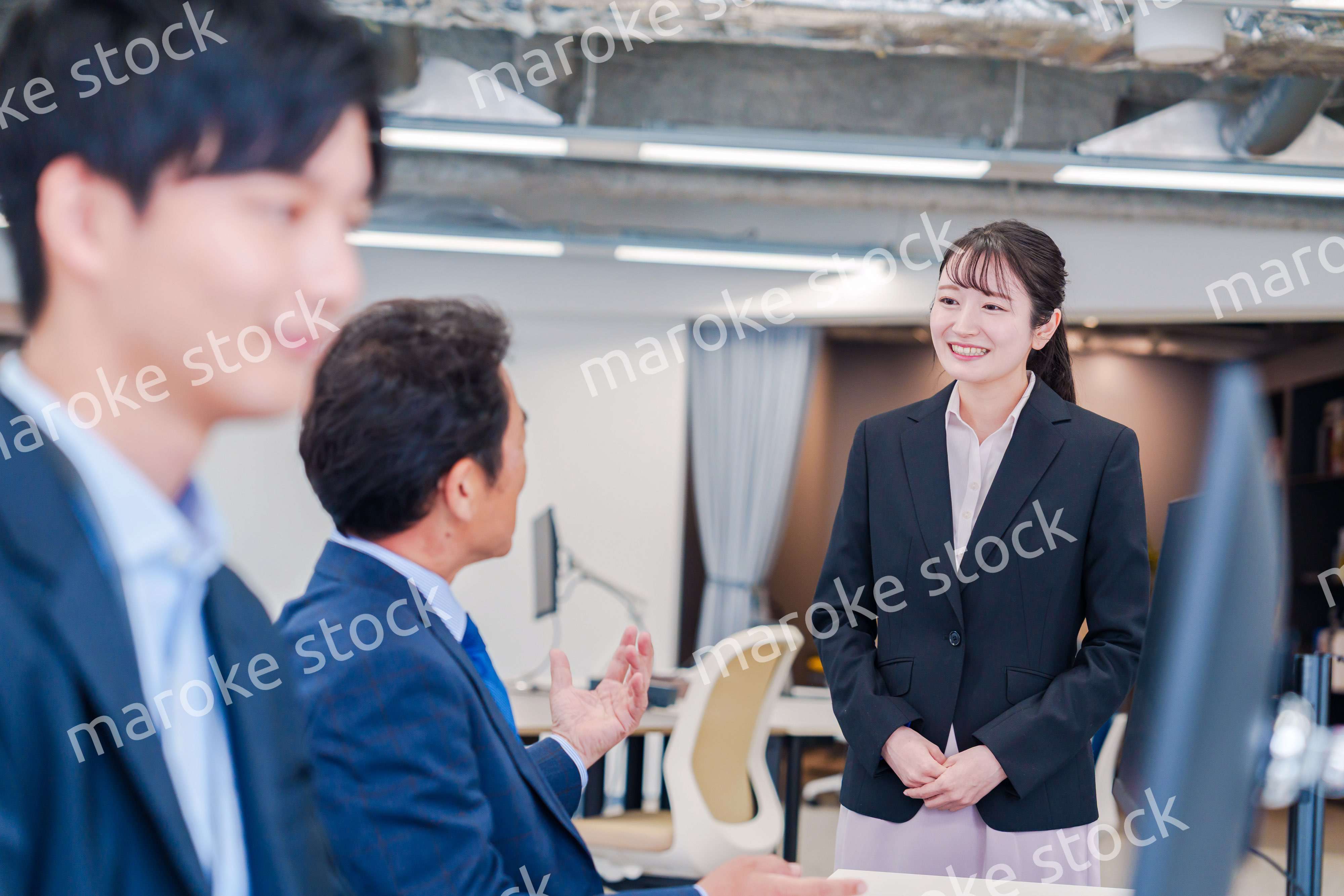 オフィスに配属され上司に挨拶をするフレッシュな女性