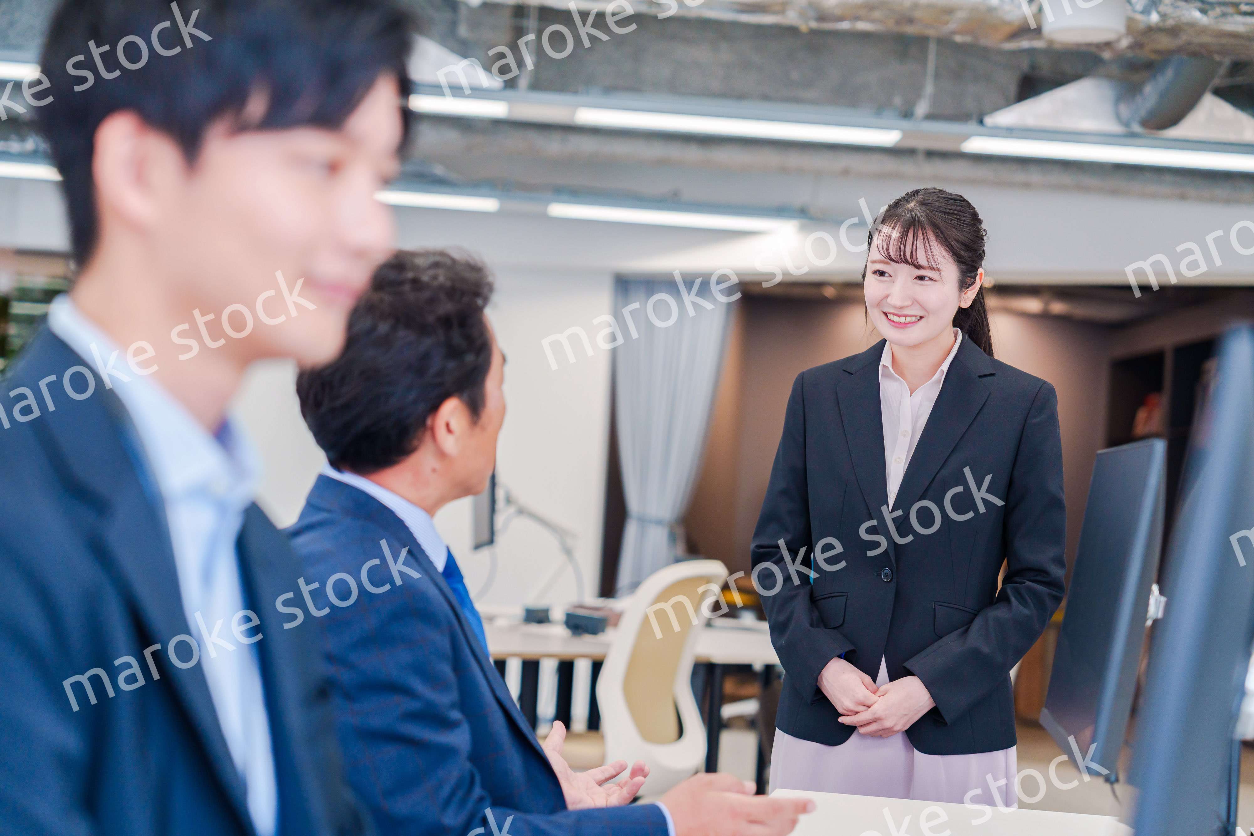 オフィスに配属され上司に挨拶をするフレッシュな女性