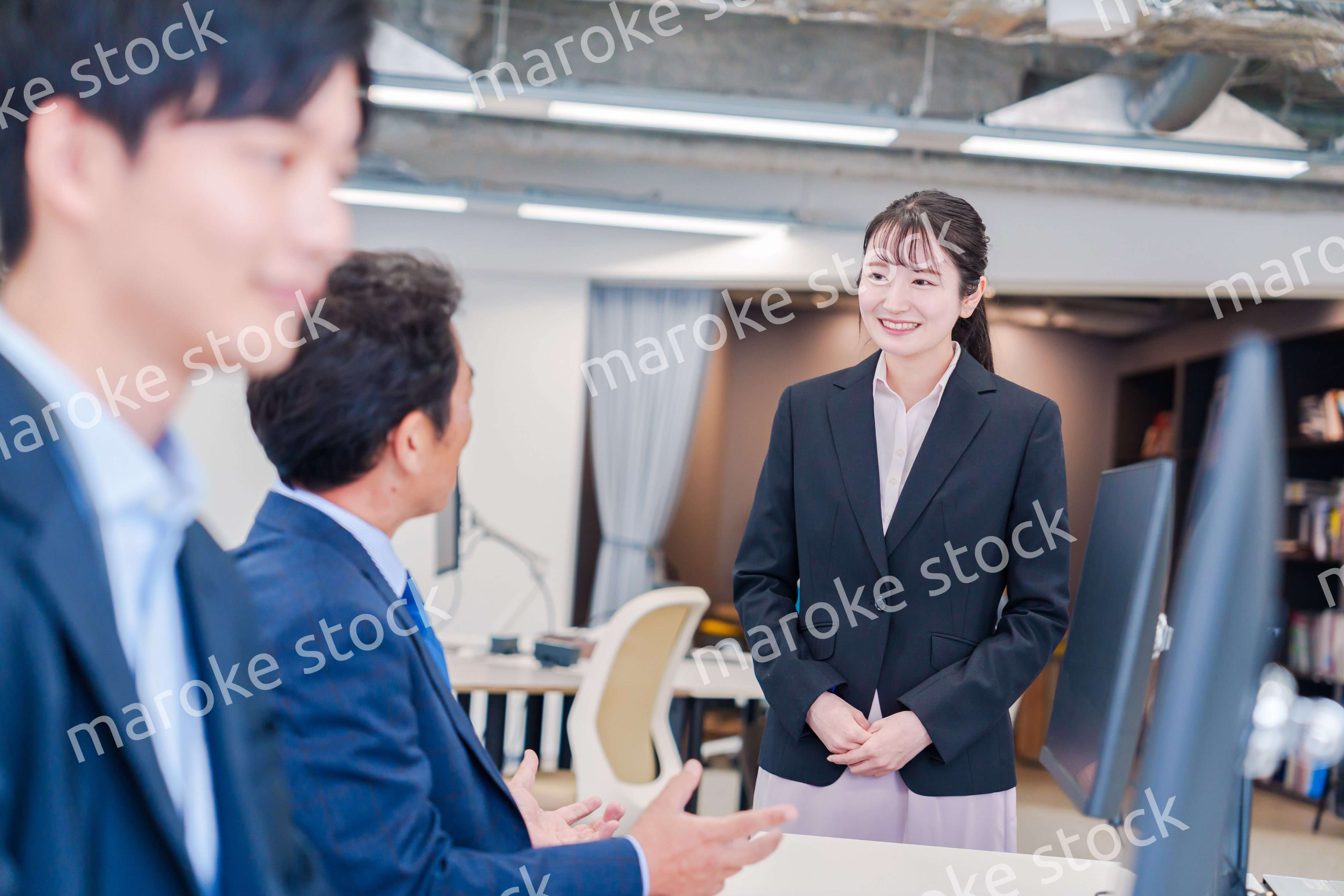 オフィスに配属され上司に挨拶をするフレッシュな女性