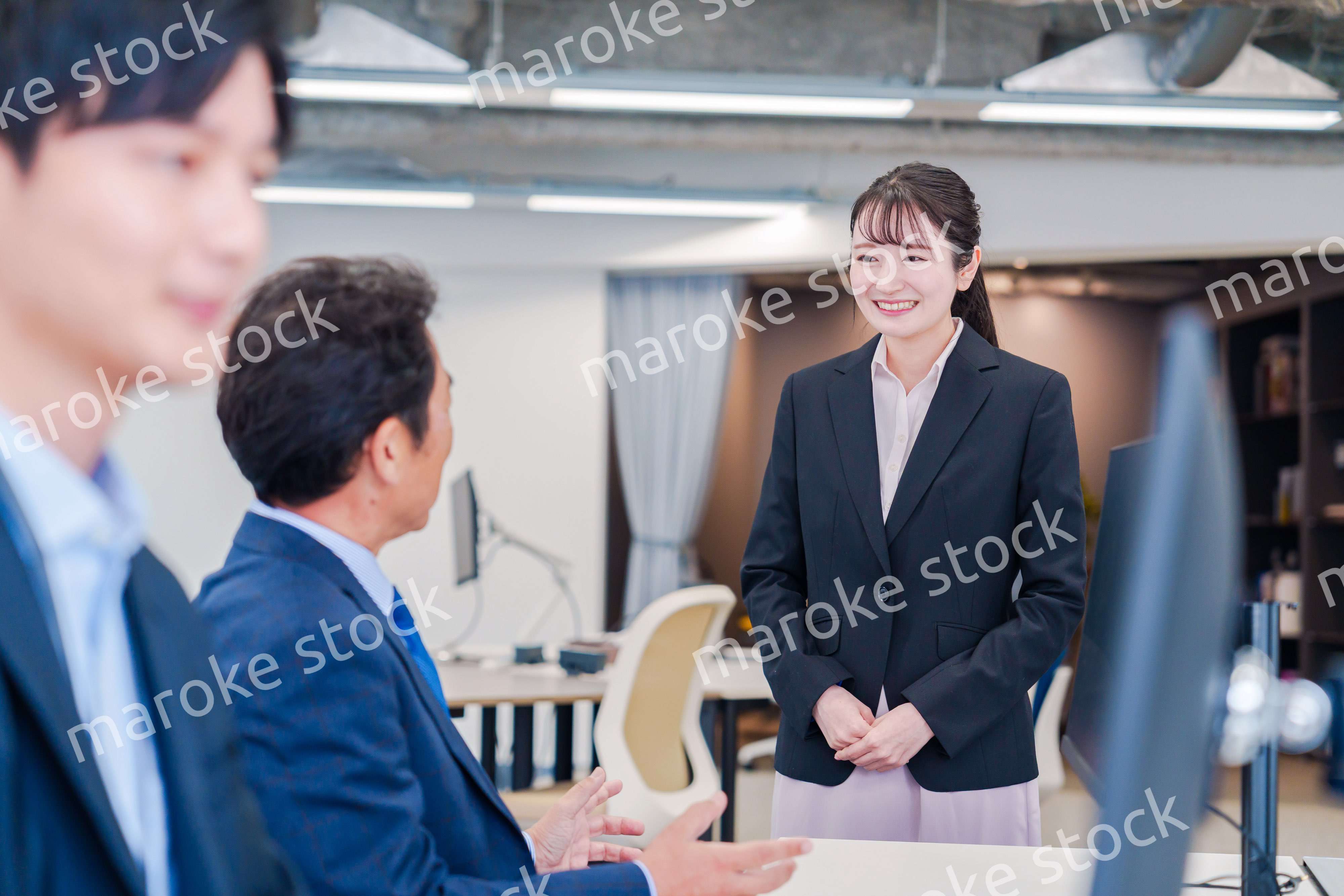 オフィスに配属され上司に挨拶をするフレッシュな女性