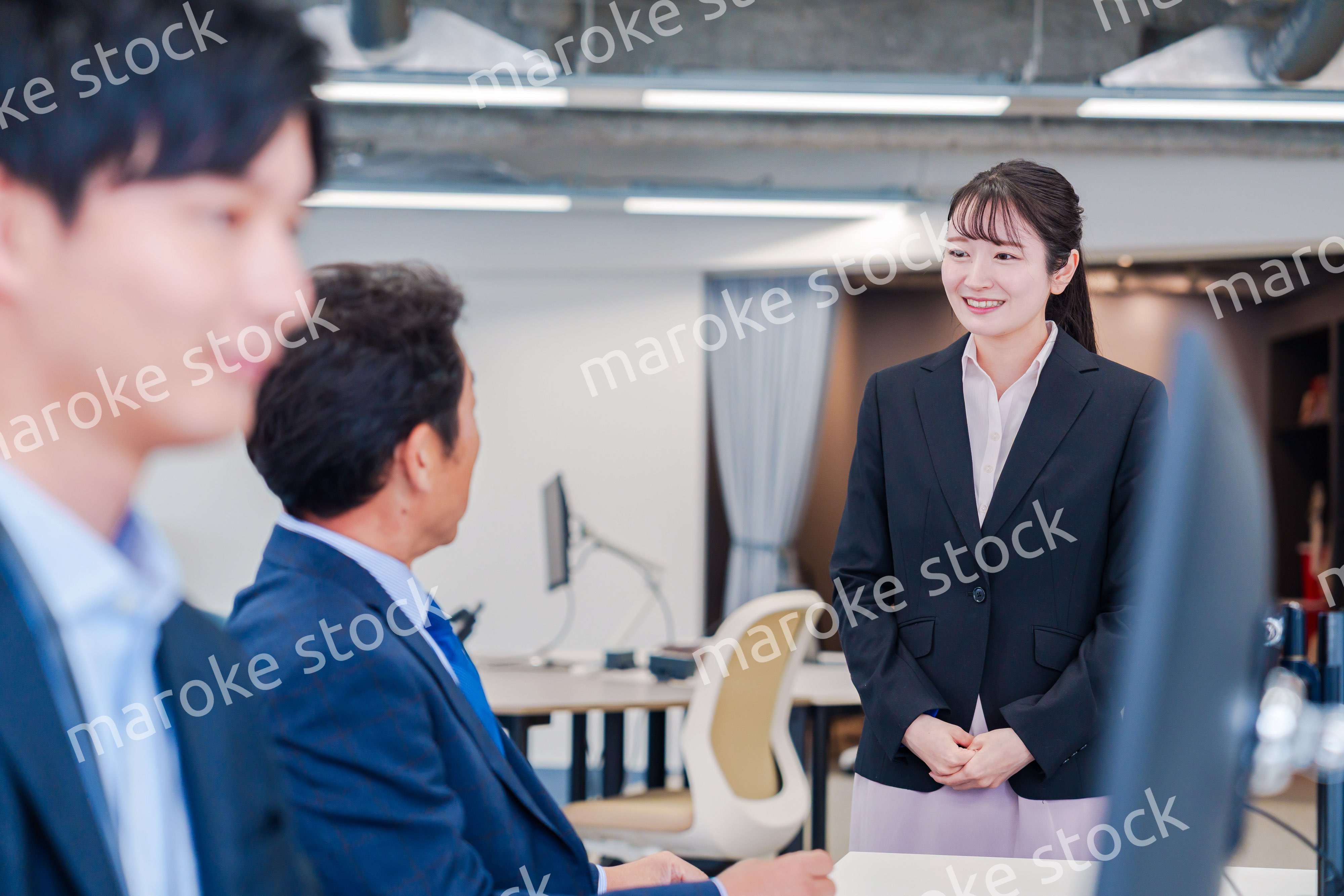 オフィスに配属され上司に挨拶をするフレッシュな女性