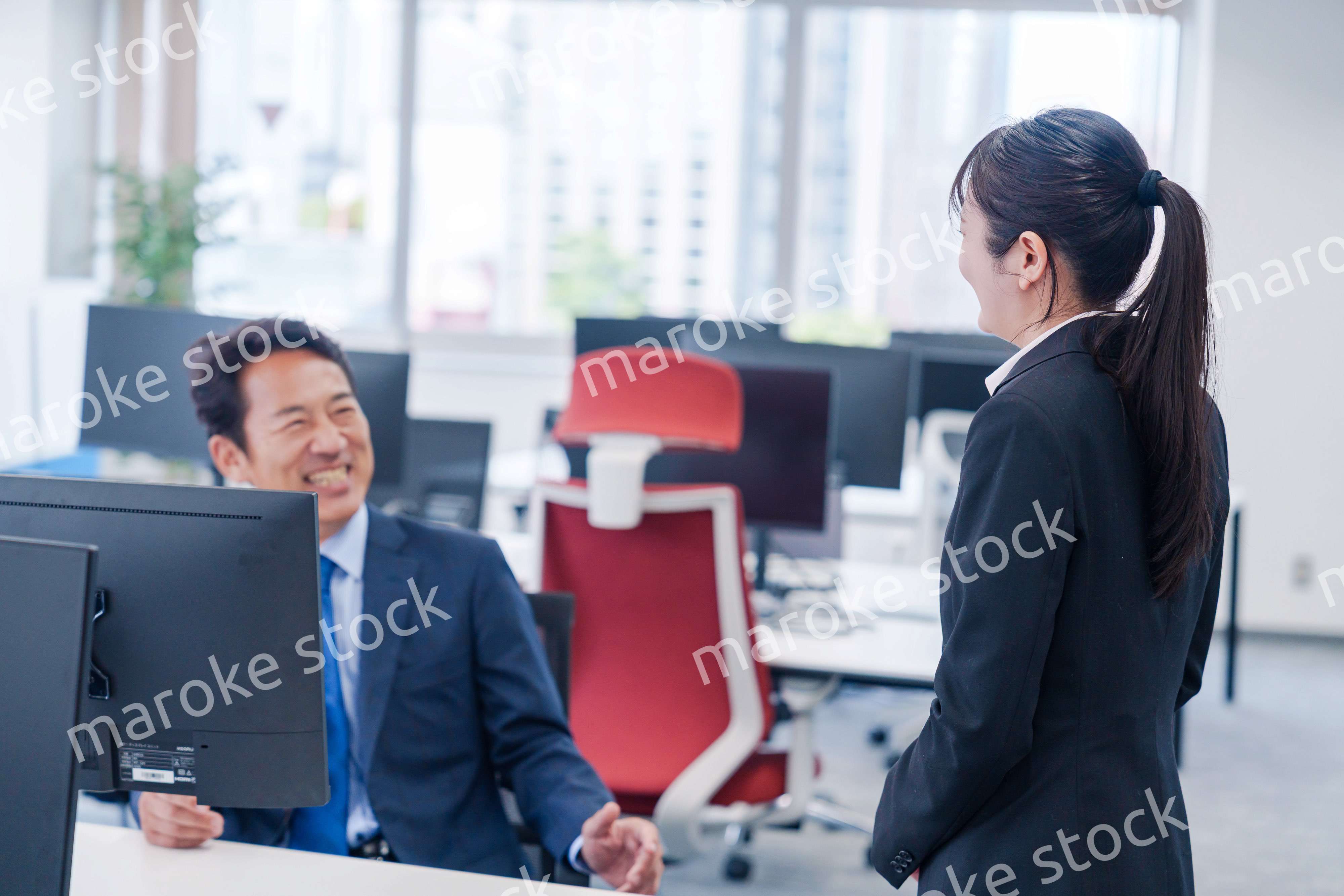 上司に挨拶をする新入社員の女性