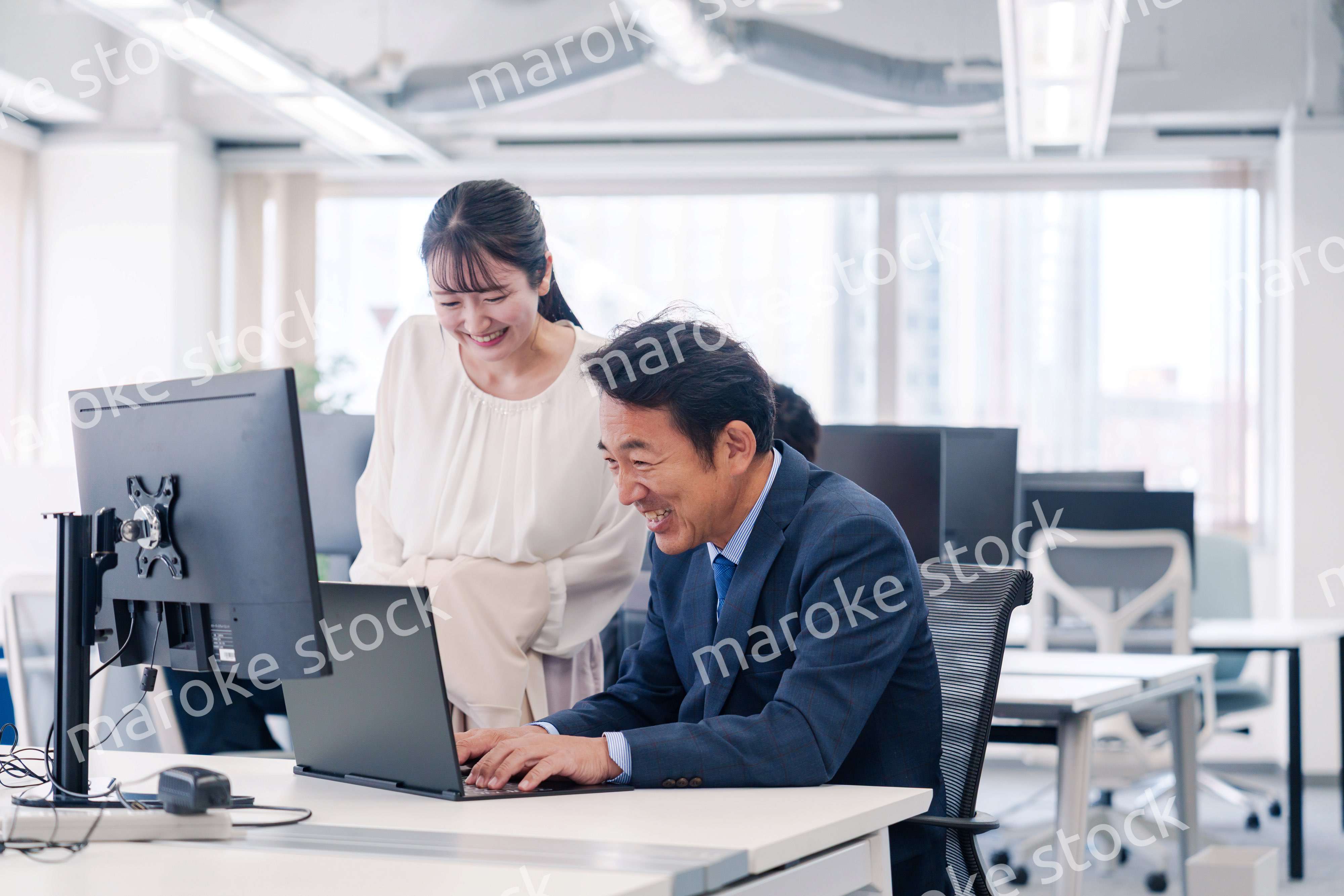 オフィスで盛り上がる上司と若手女性