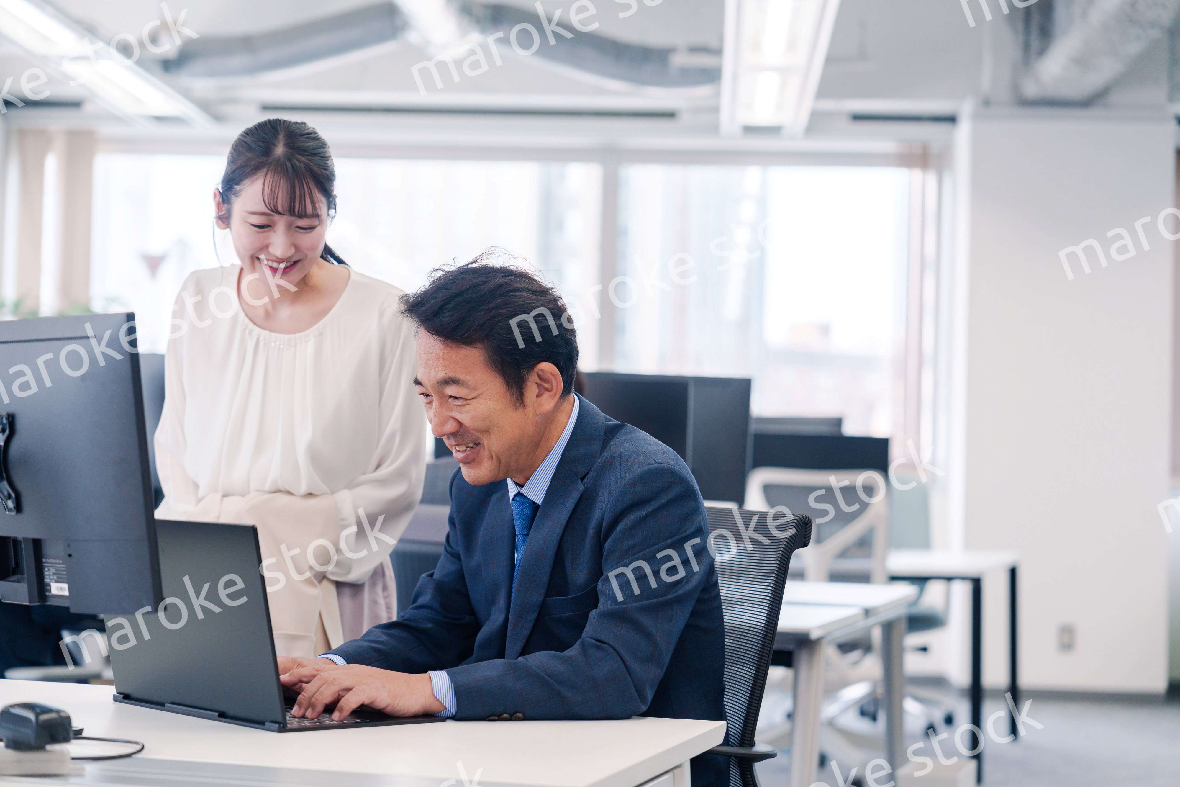 オフィスで盛り上がる上司と若手女性